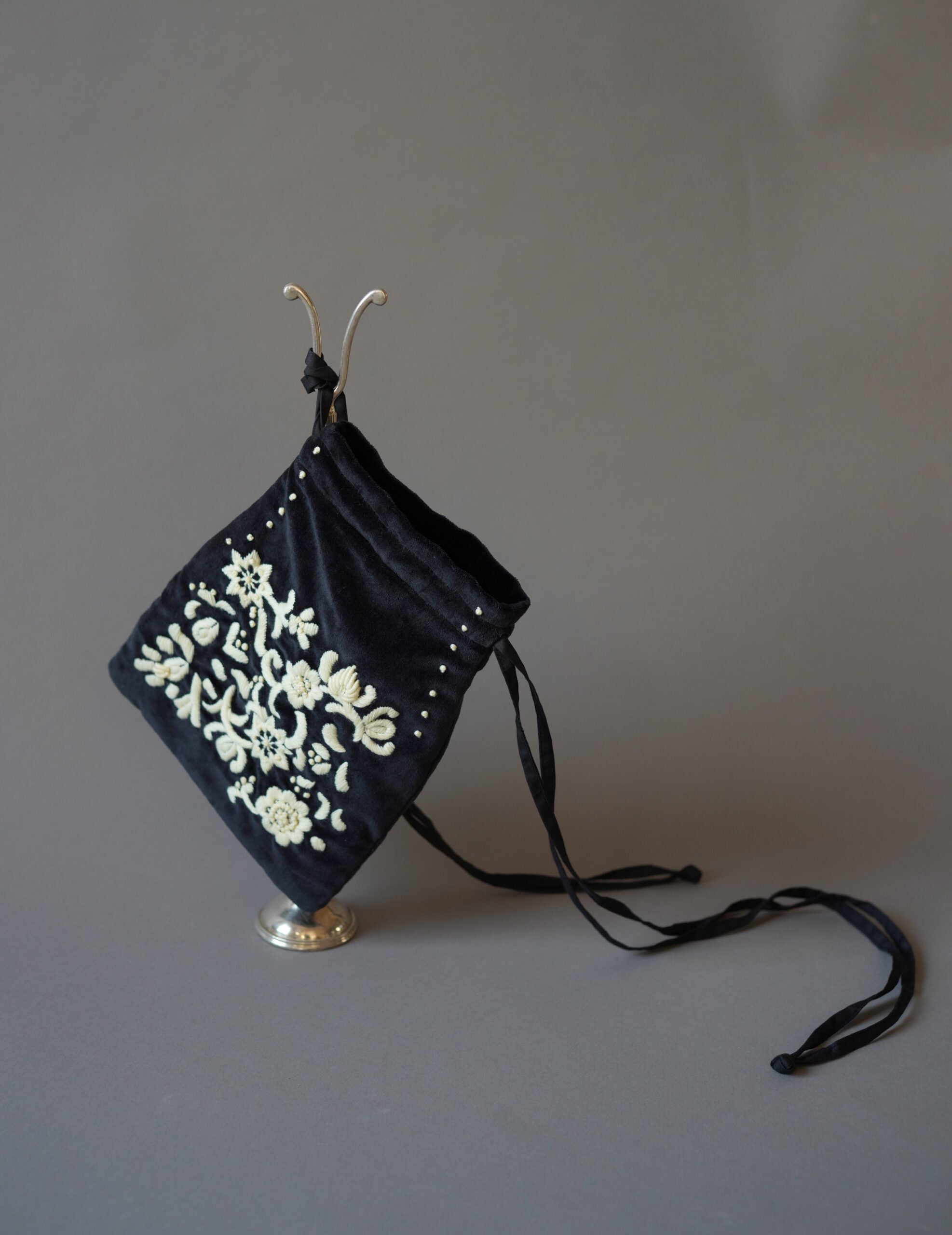 Embroidered Velvet Mini Pouch・Black