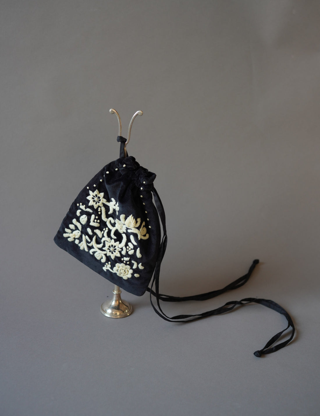 Embroidered Velvet Mini Pouch・Black