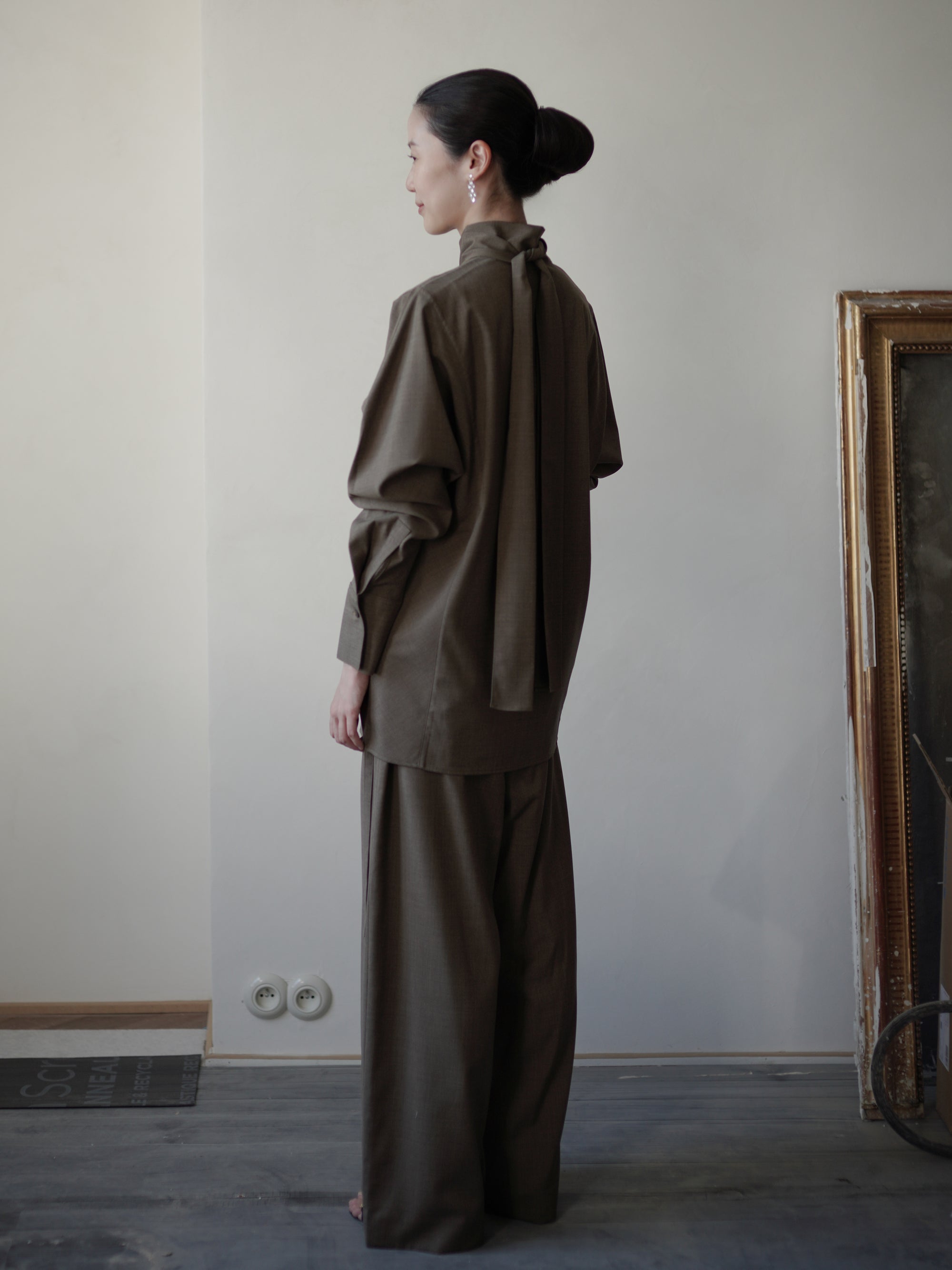 Wool Tie-Neck 羊毛混紡綁帶襯衫・棕色