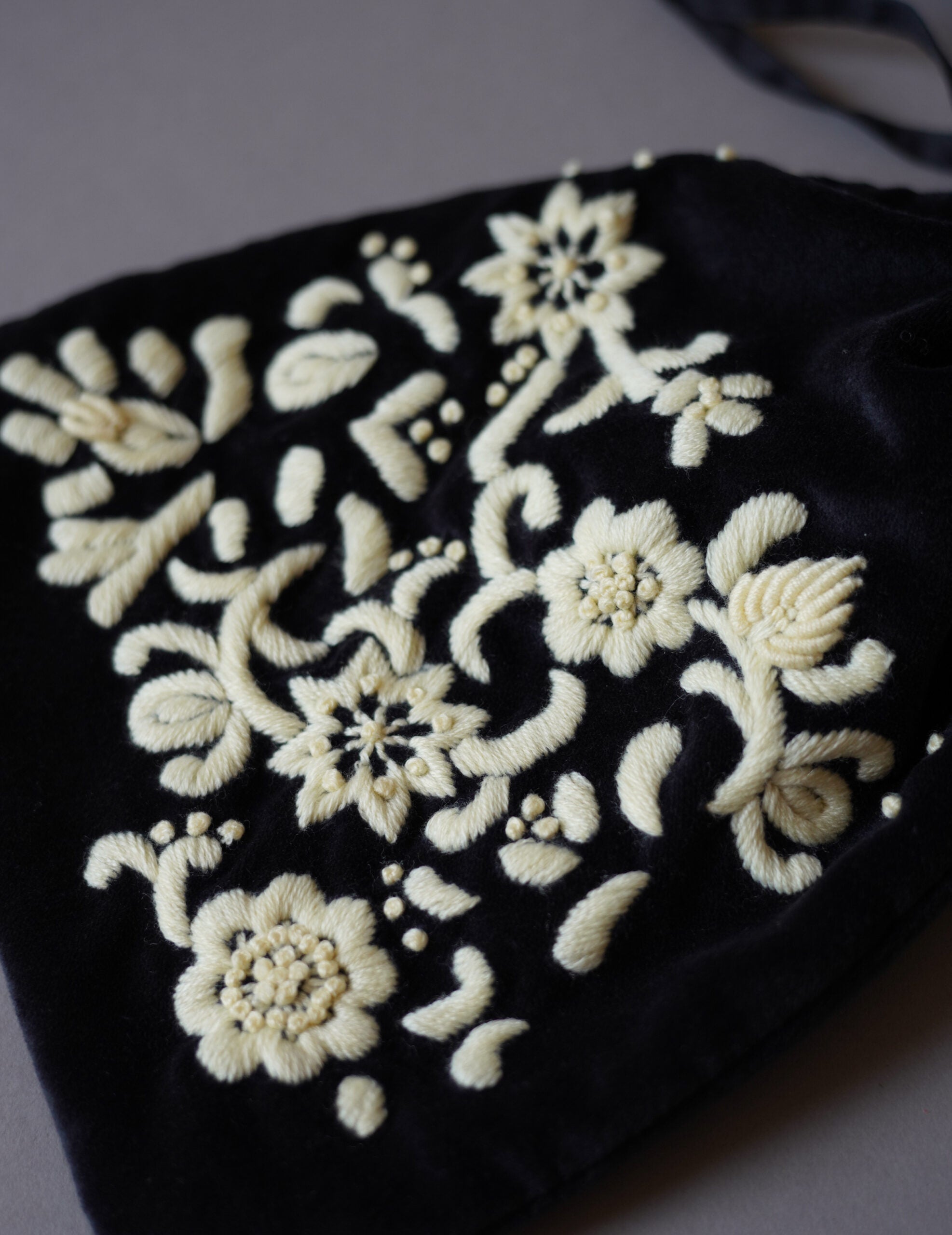 Embroidered Velvet Mini Pouch・Black