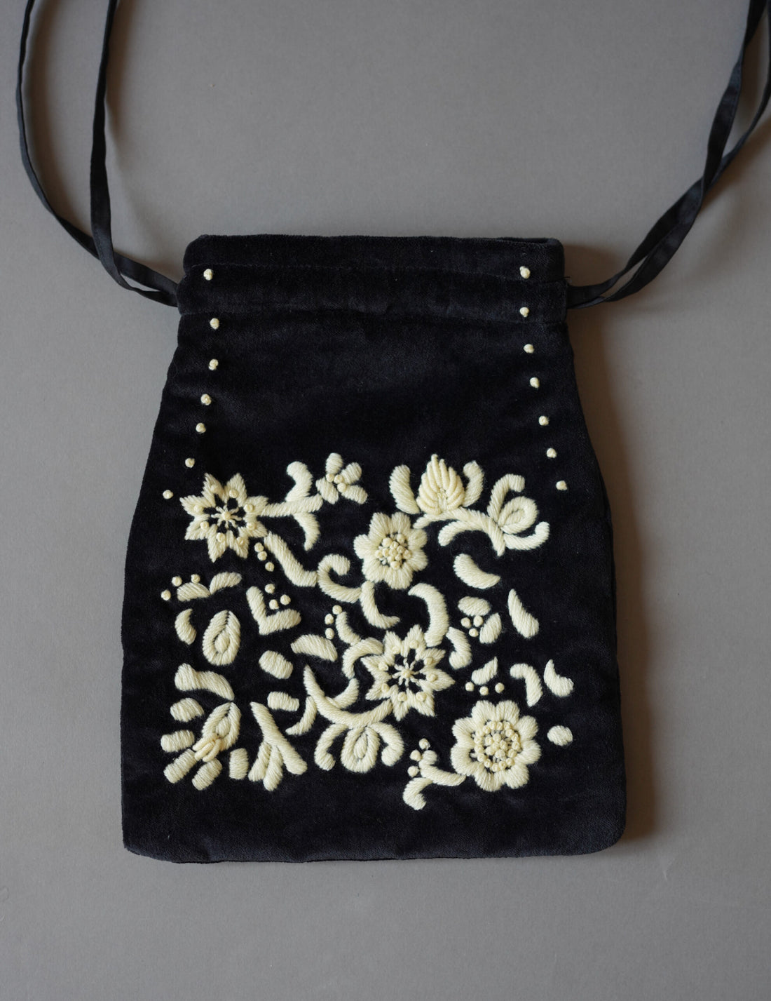 Embroidered Velvet Mini Pouch・Black