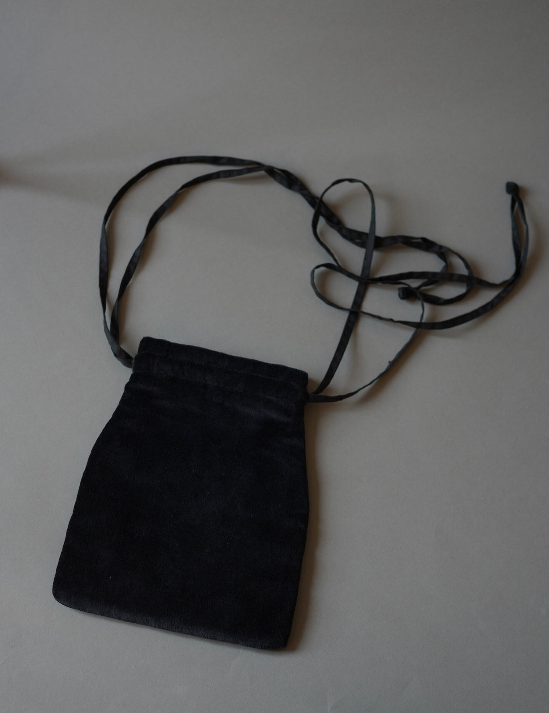 Embroidered Velvet Mini Pouch・Black