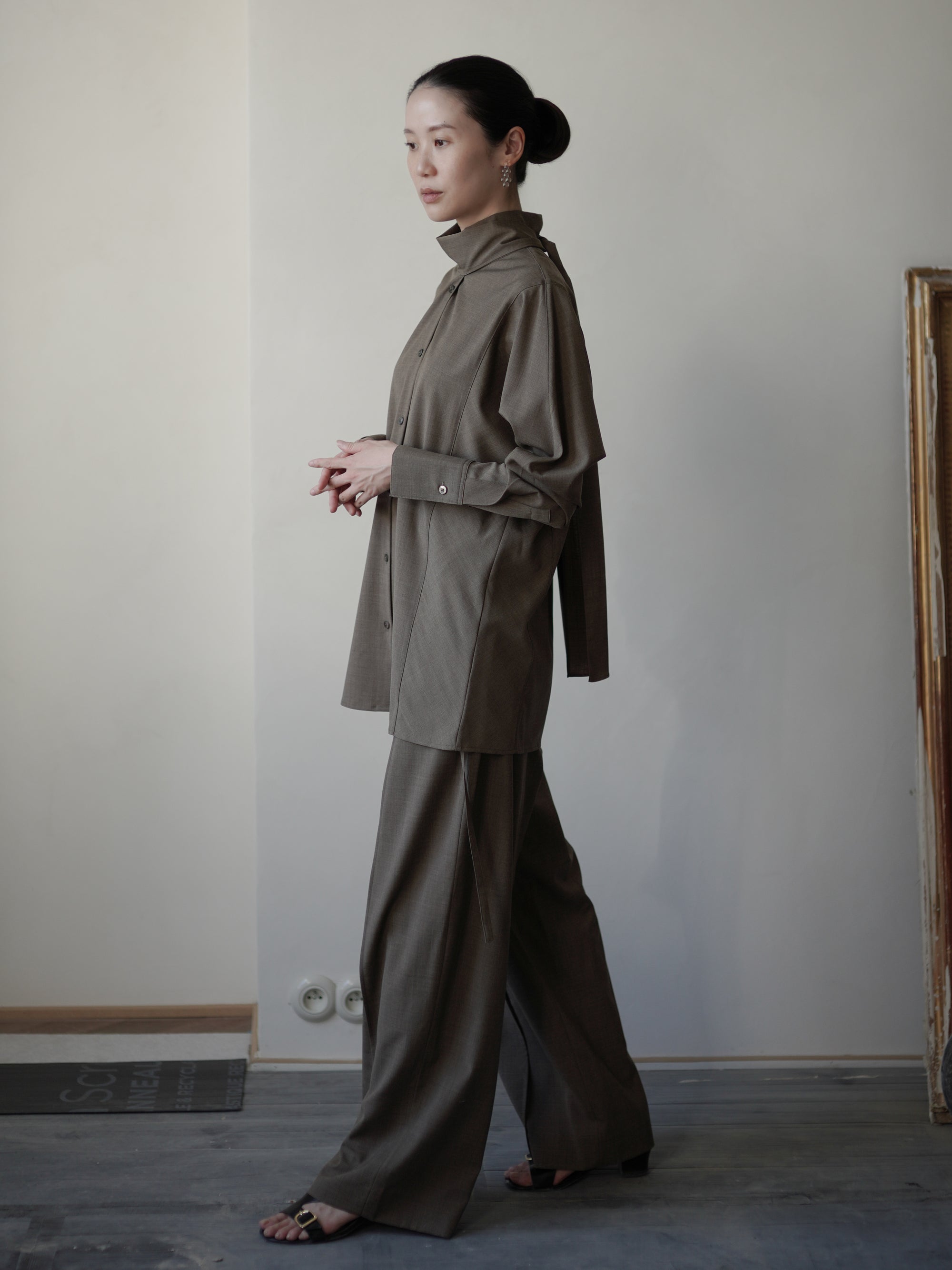 Wool Tie-Neck 羊毛混紡綁帶襯衫・棕色