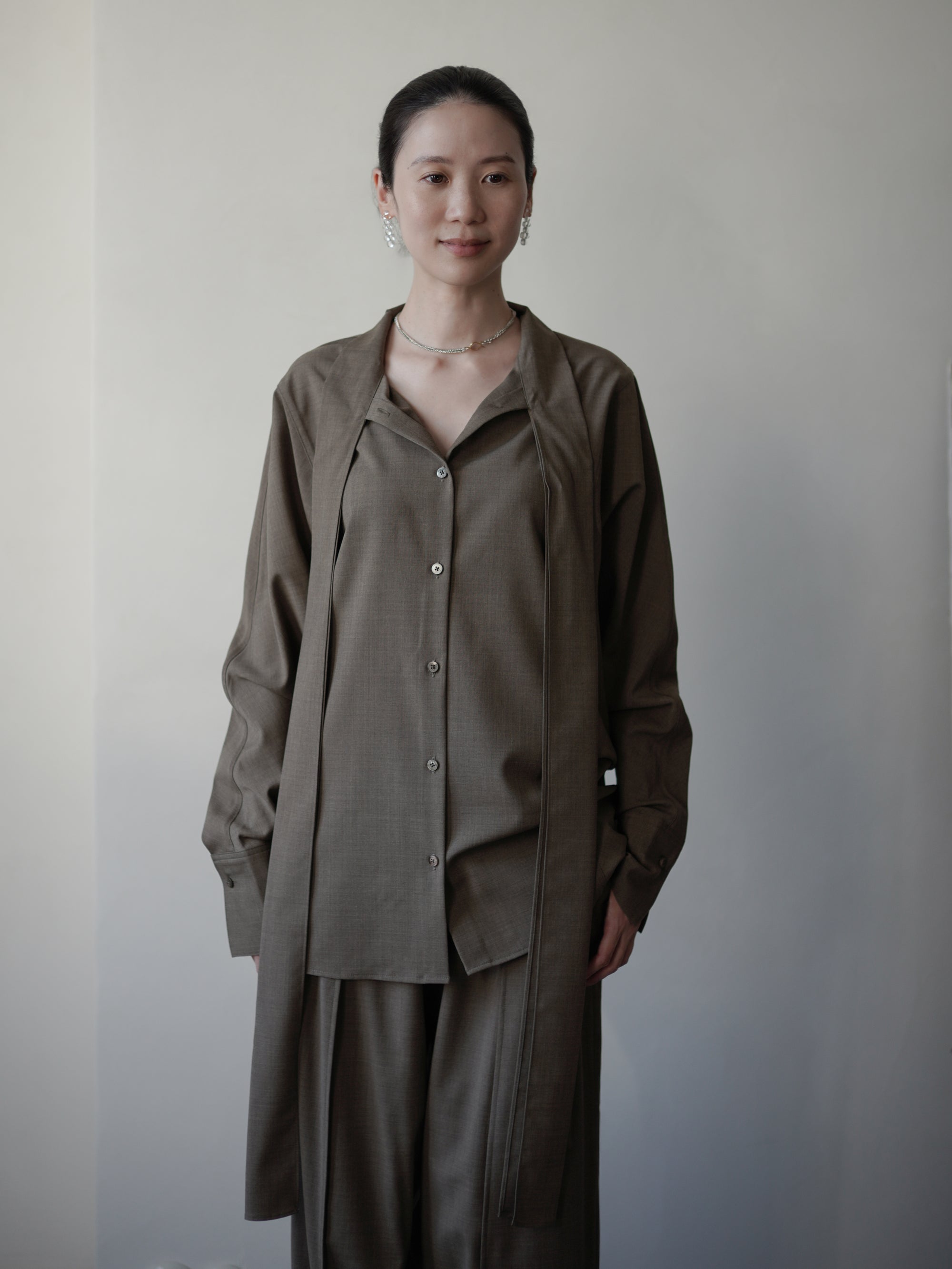 Wool Tie-Neck 羊毛混紡綁帶襯衫・棕色
