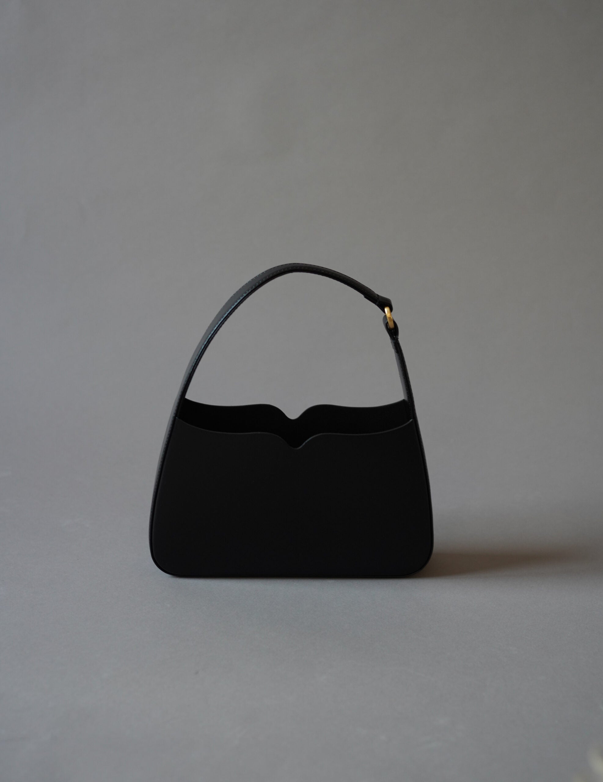 Cow Leather Handbag・Black