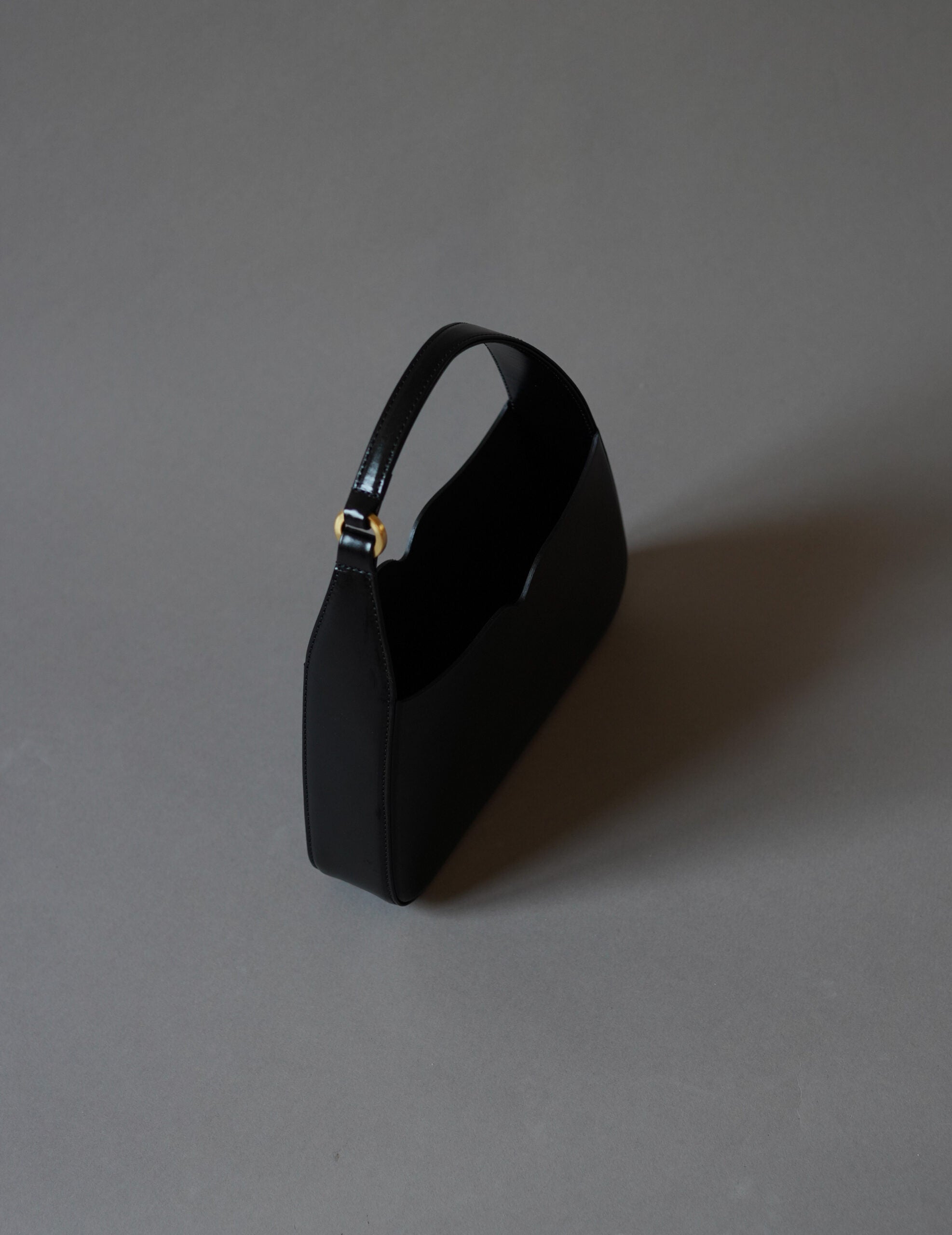 Cow Leather Handbag・Black