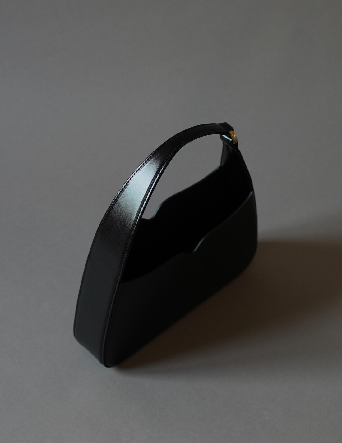 牛皮雕塑手提包・黑色