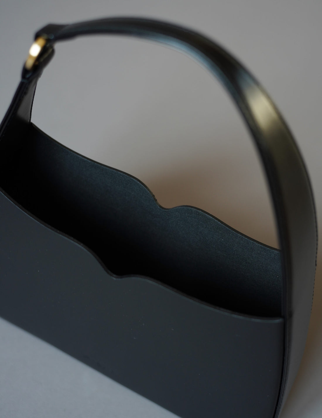 牛皮雕塑手提包・黑色