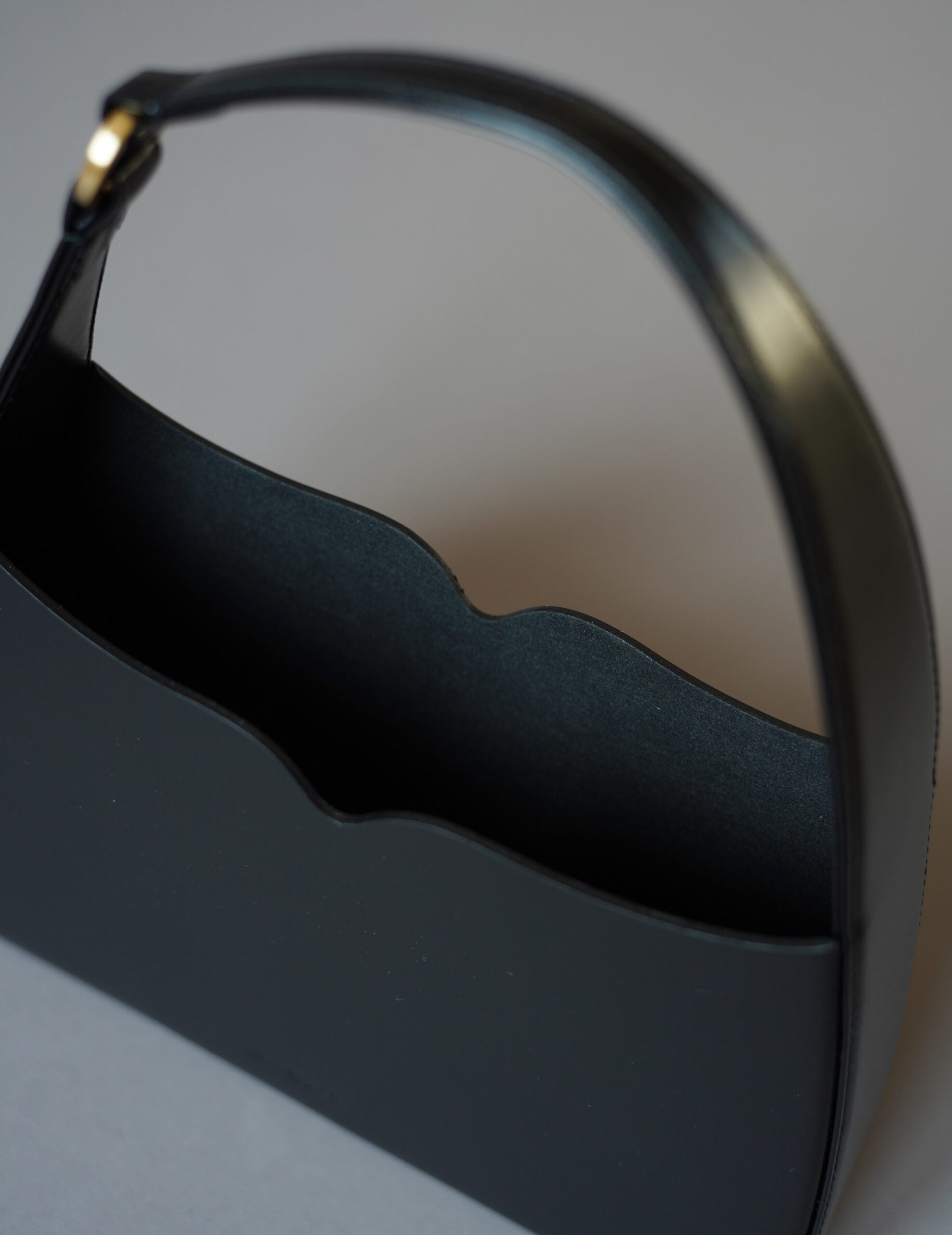 Cow Leather Handbag・Black