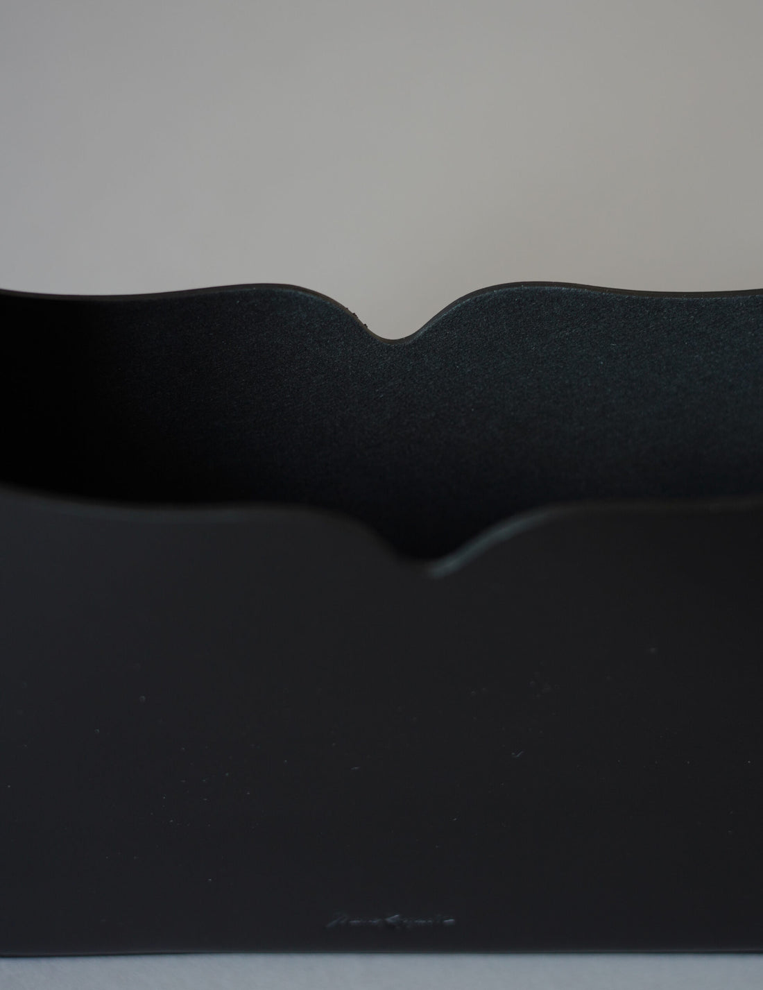 牛皮雕塑手提包・黑色