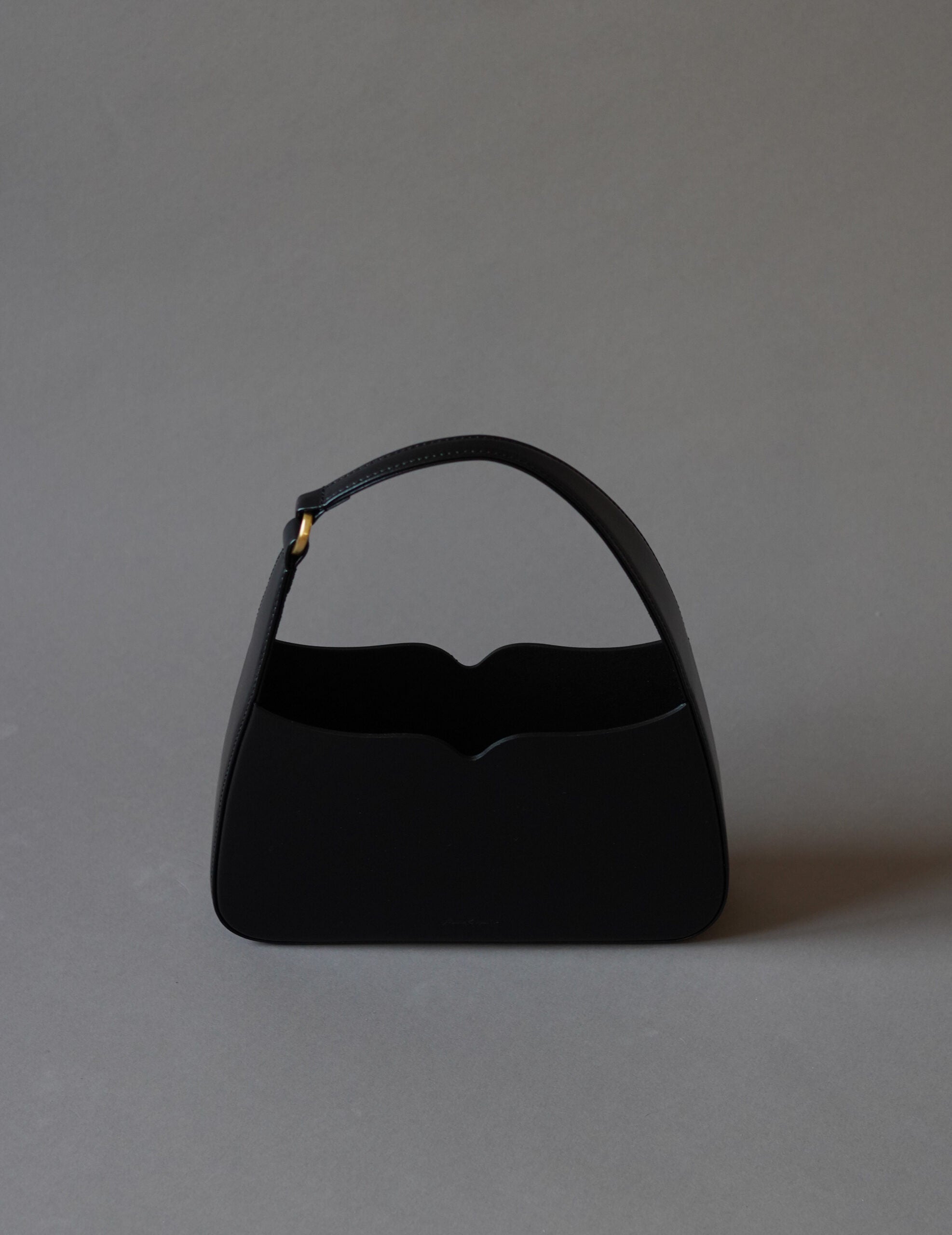 Cow Leather Handbag・Black