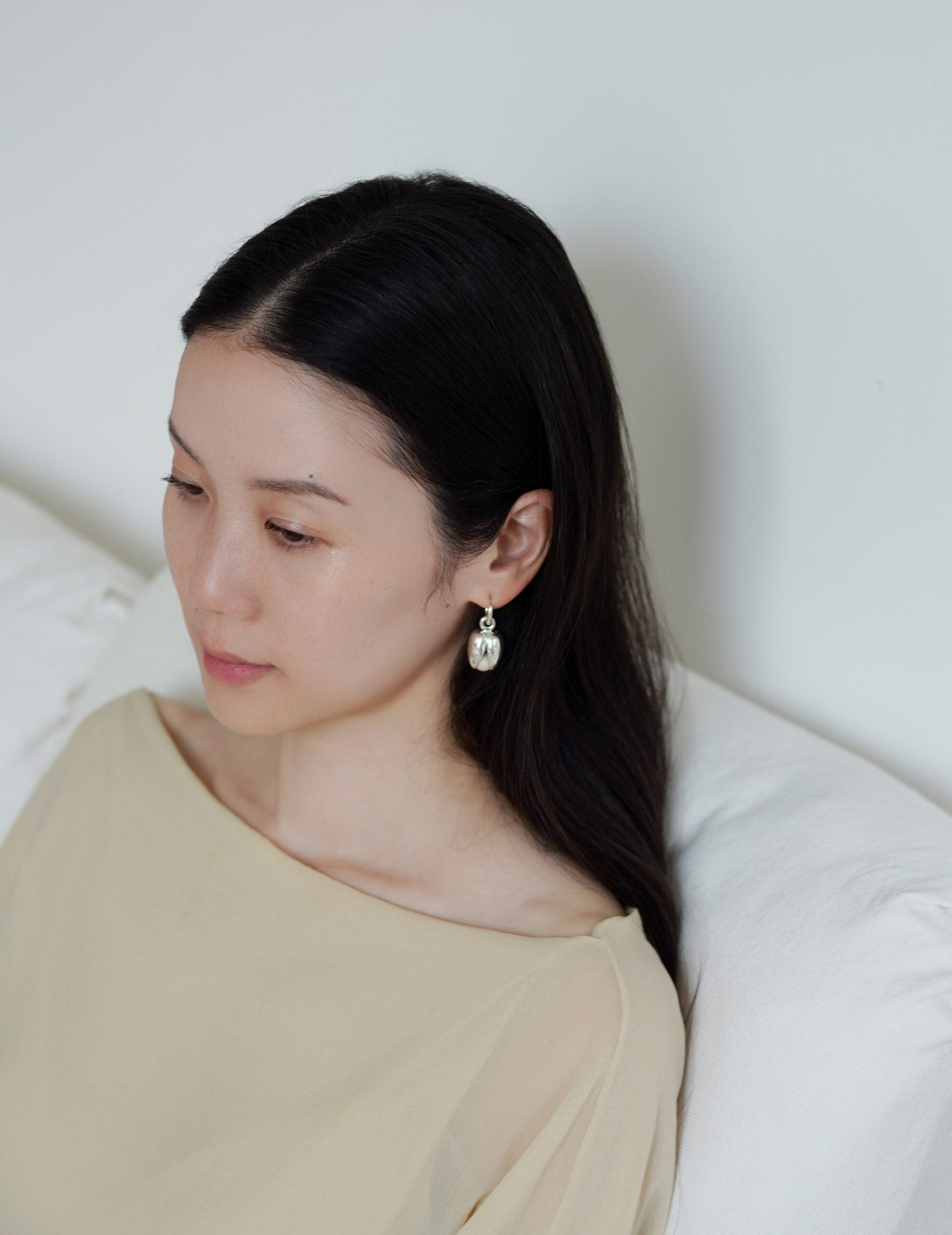 開口豆莢耳環Small・河石白