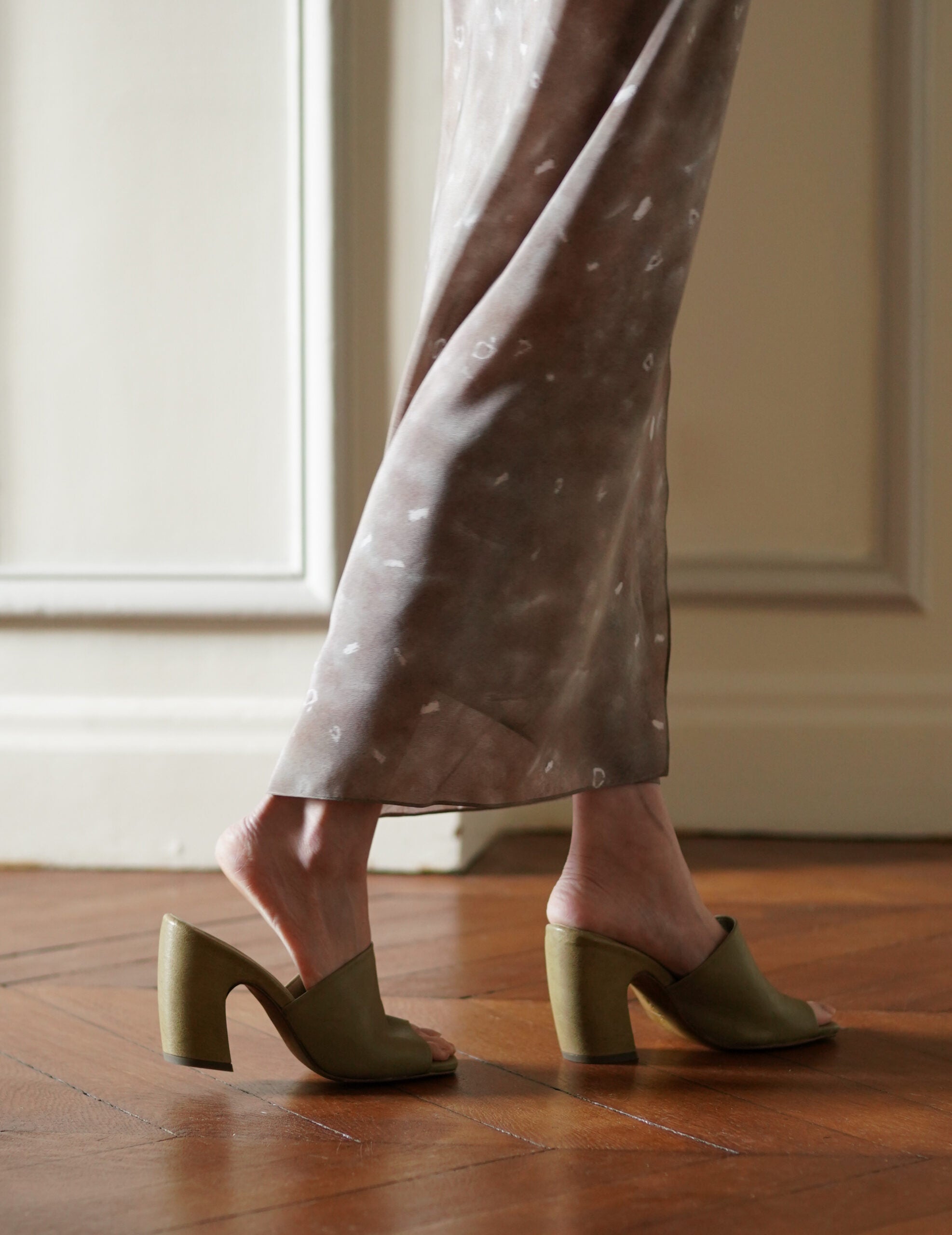 Janis 寬跟穆勒鞋・橄欖綠