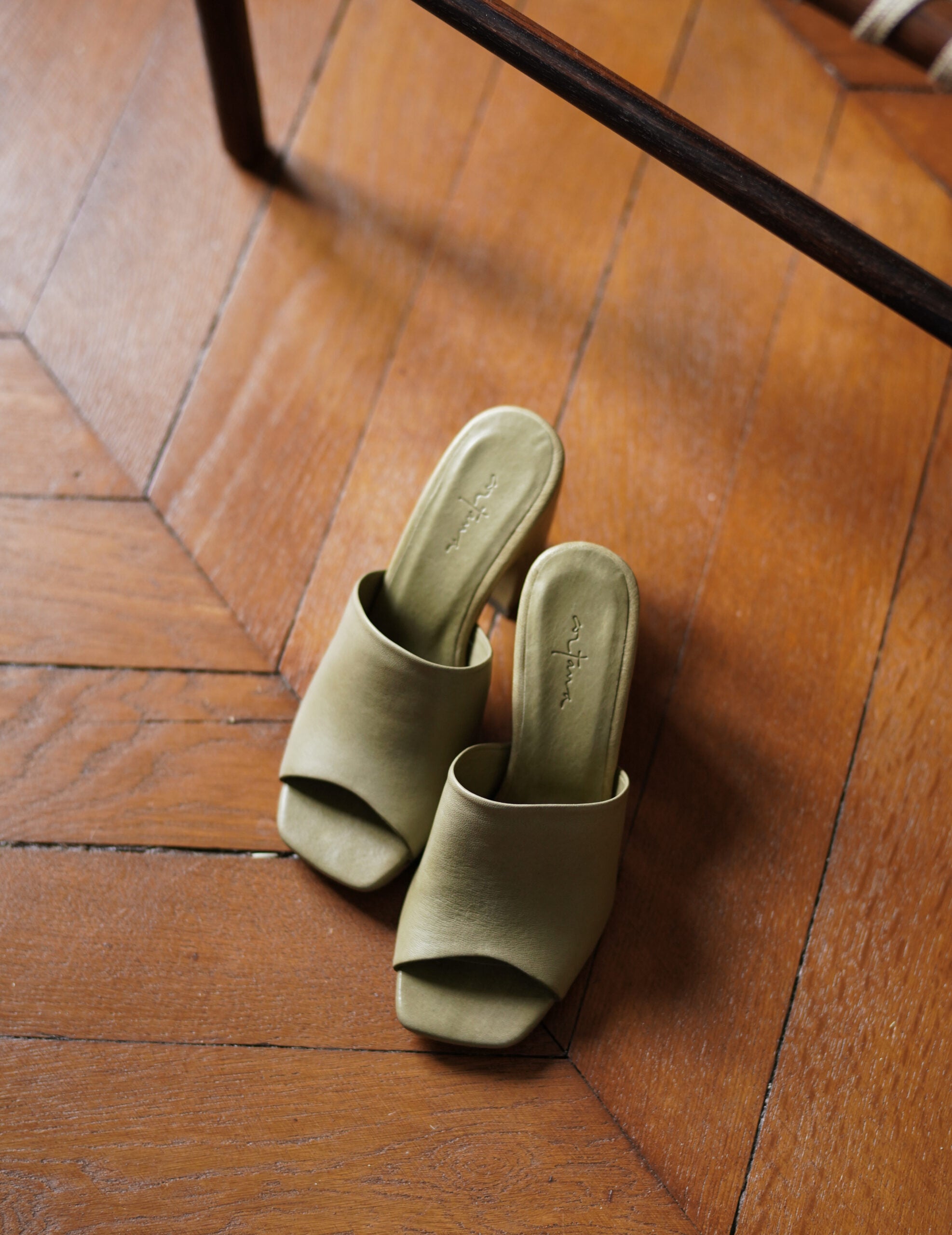 Janis 寬跟穆勒鞋・橄欖綠