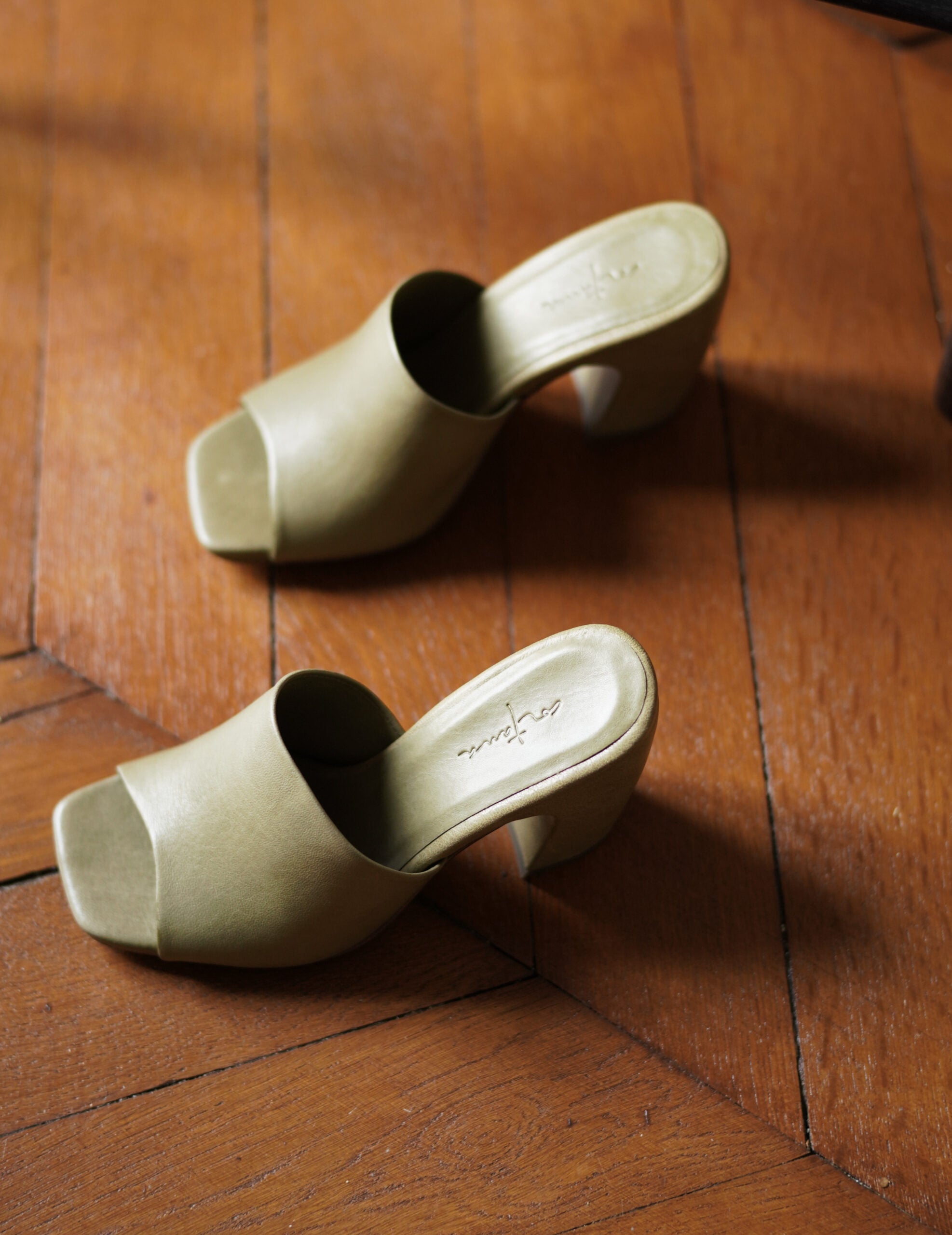 Janis 寬跟穆勒鞋・橄欖綠