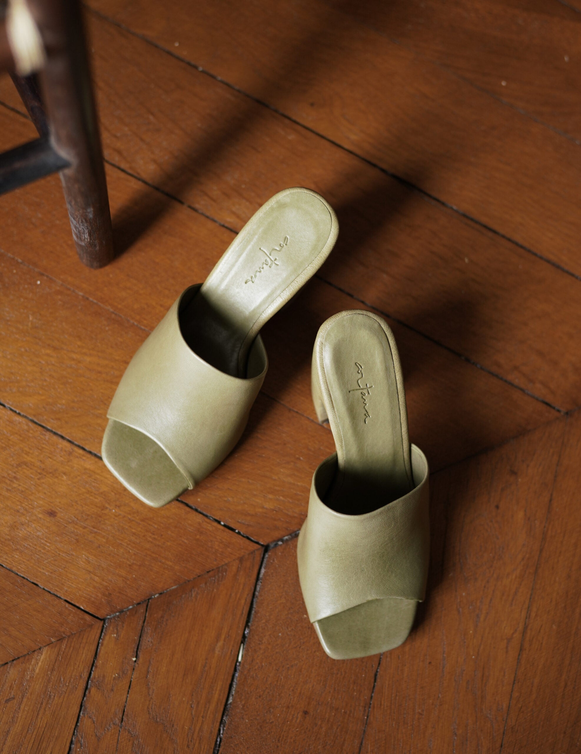 Janis 寬跟穆勒鞋・橄欖綠