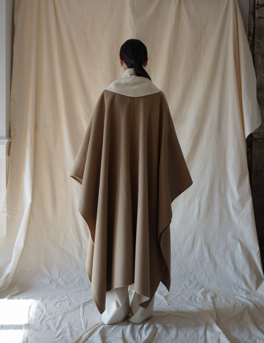 Embroidered Collar Scarf・Natural