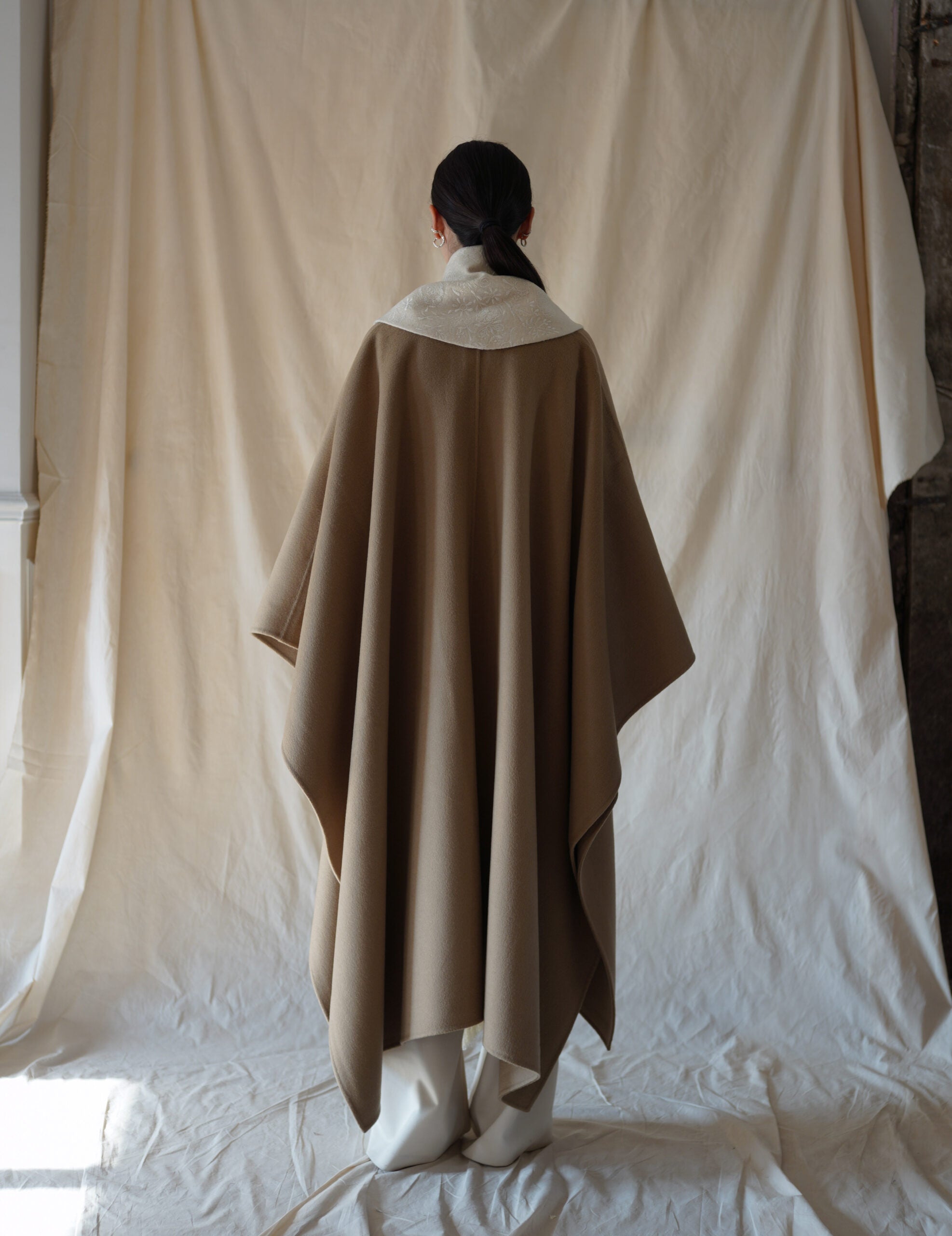 Embroidered Collar Scarf・Natural