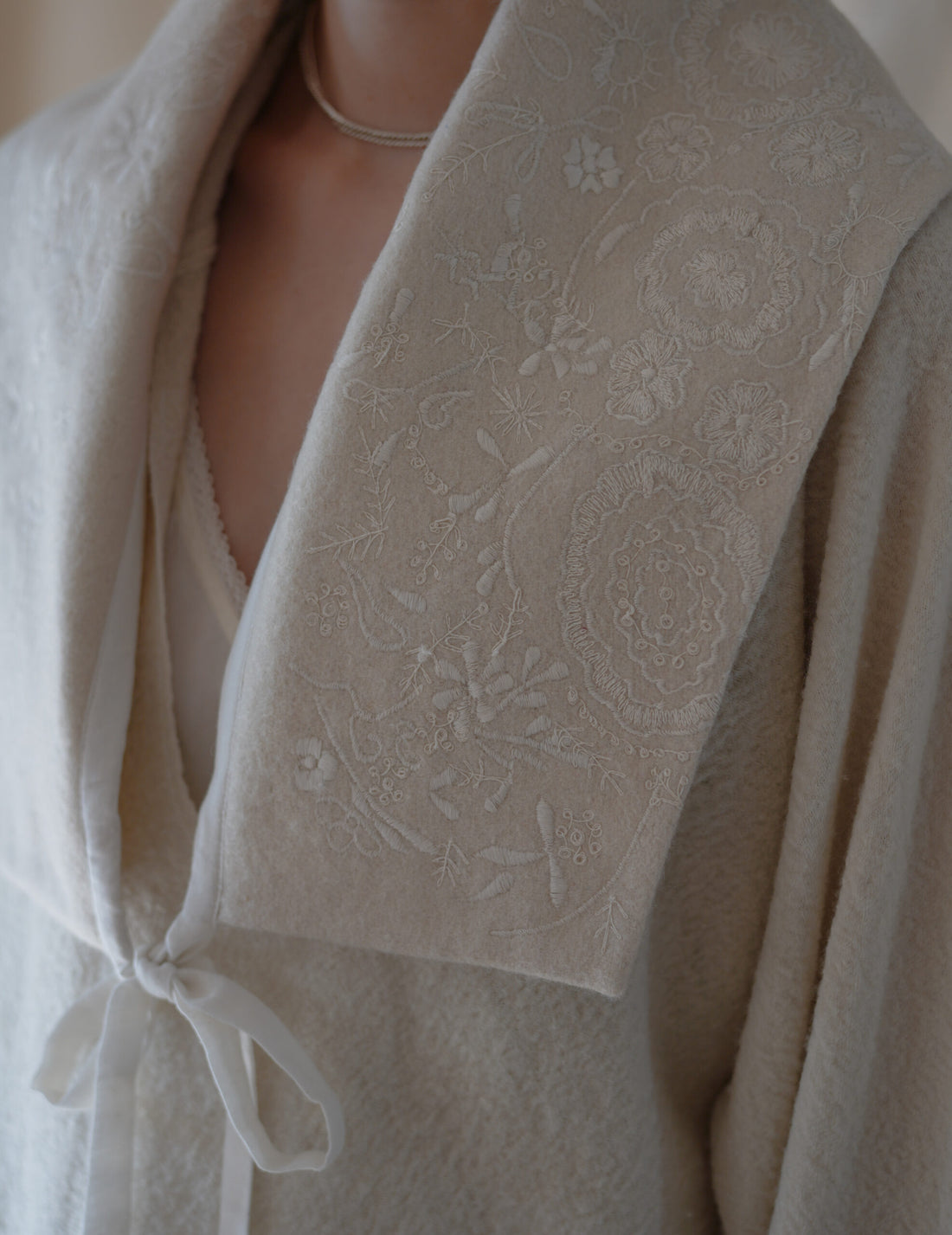 Embroidered Collar Scarf・Natural