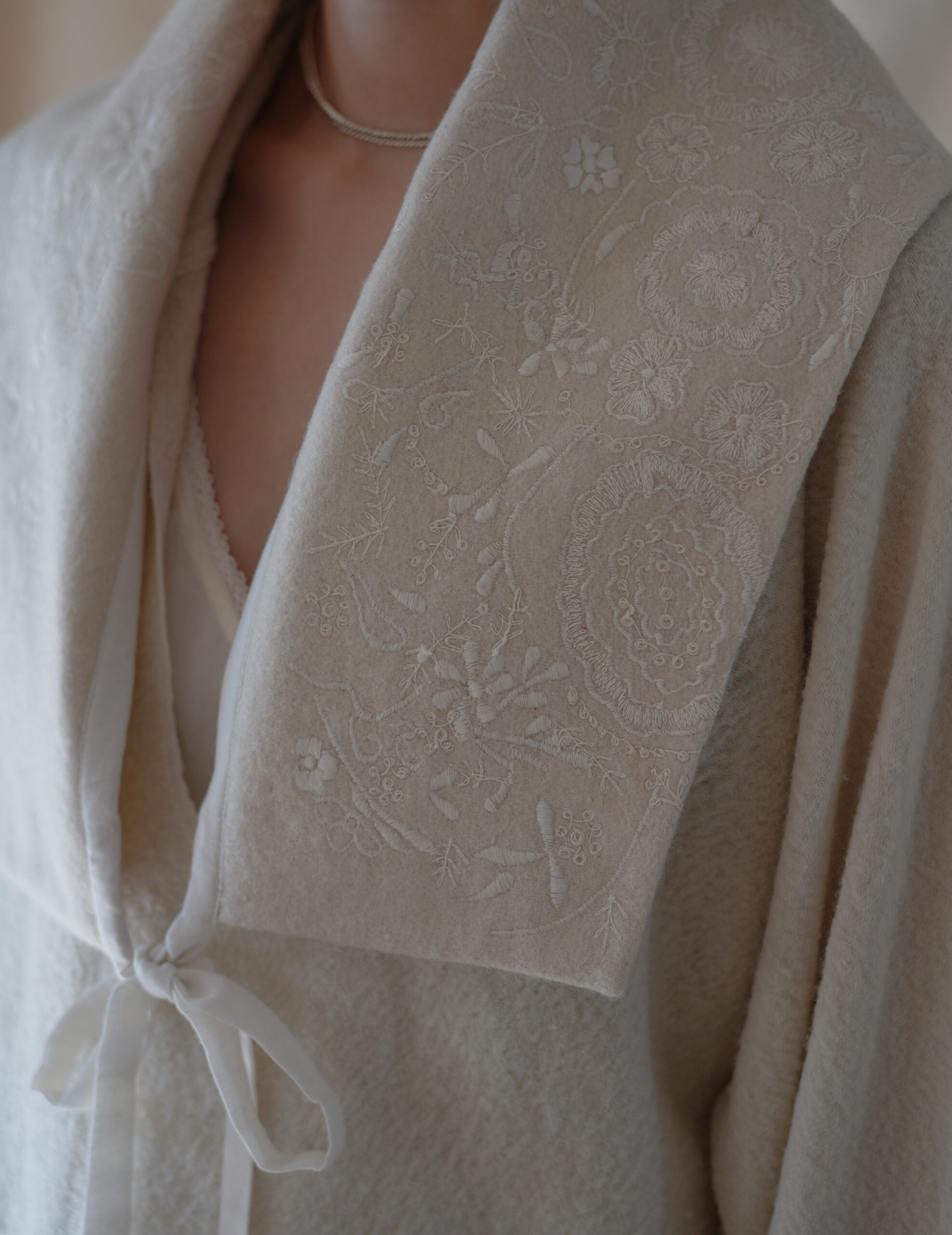 Embroidered Collar Scarf・Natural