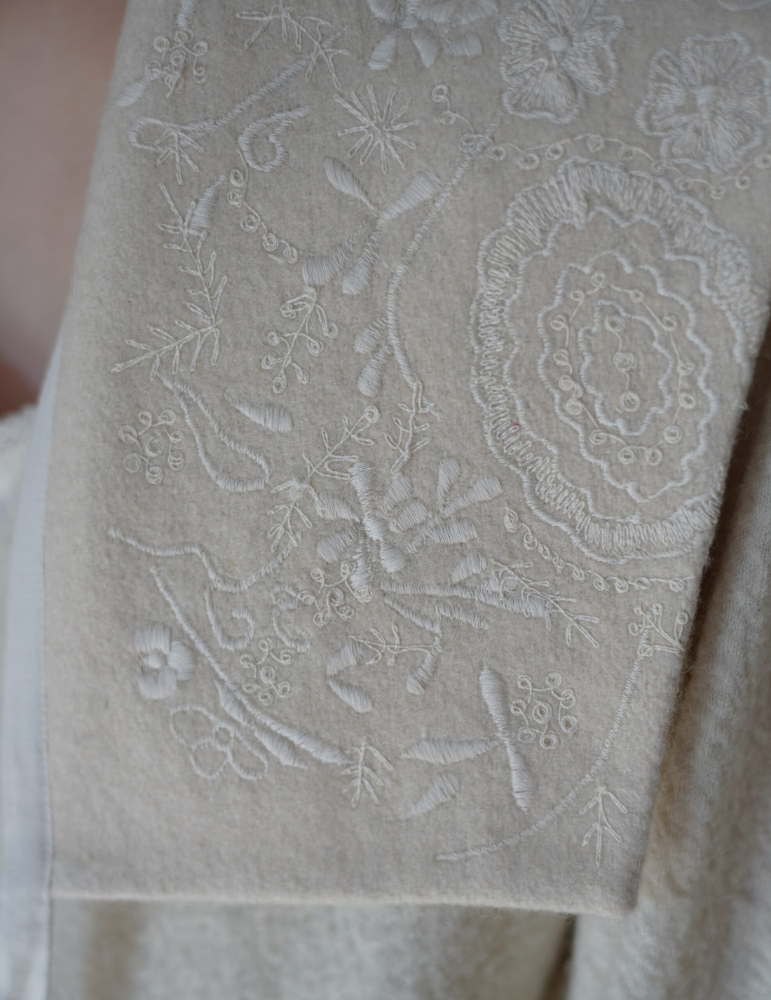 Embroidered Collar Scarf・Natural