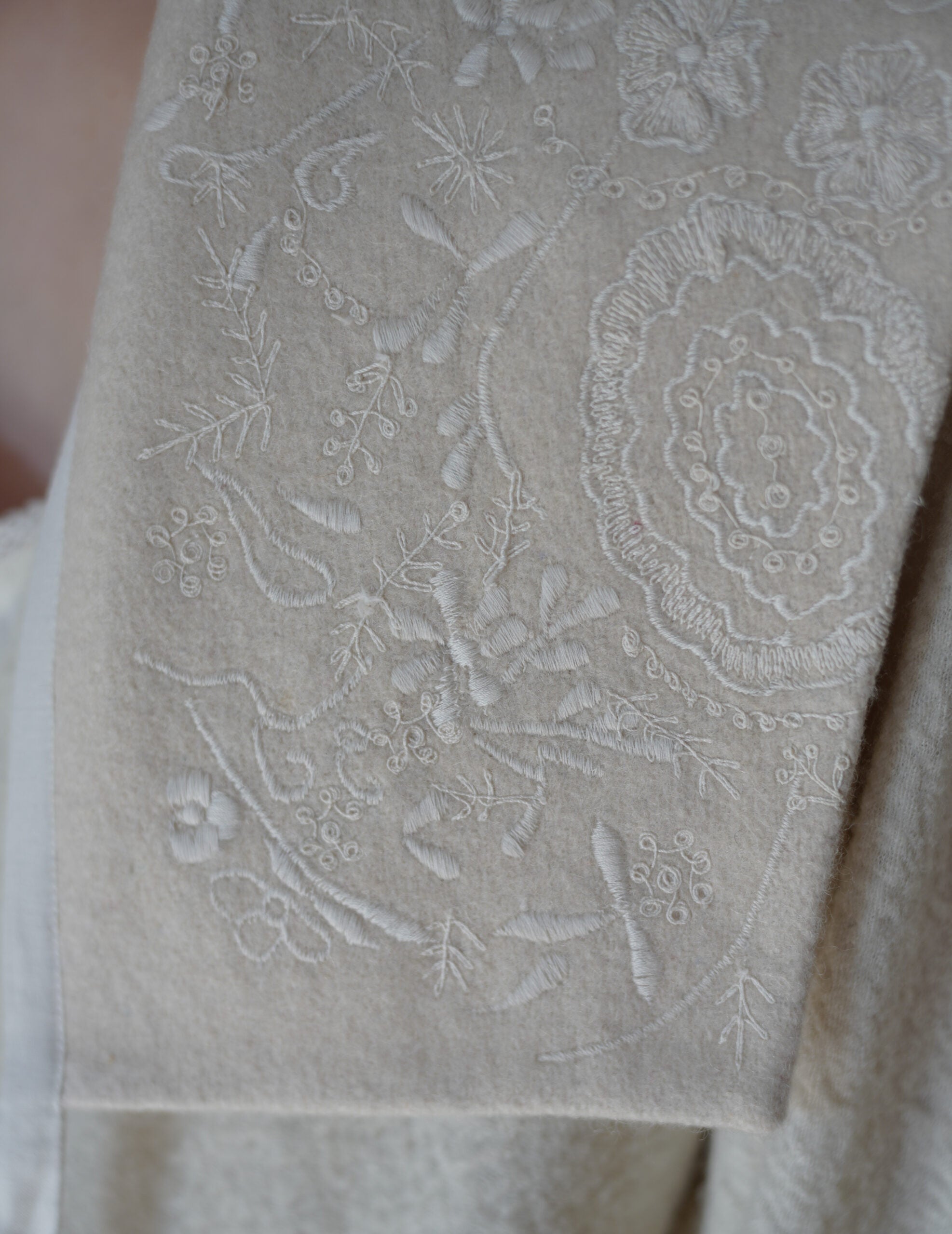 Embroidered Collar Scarf・Natural