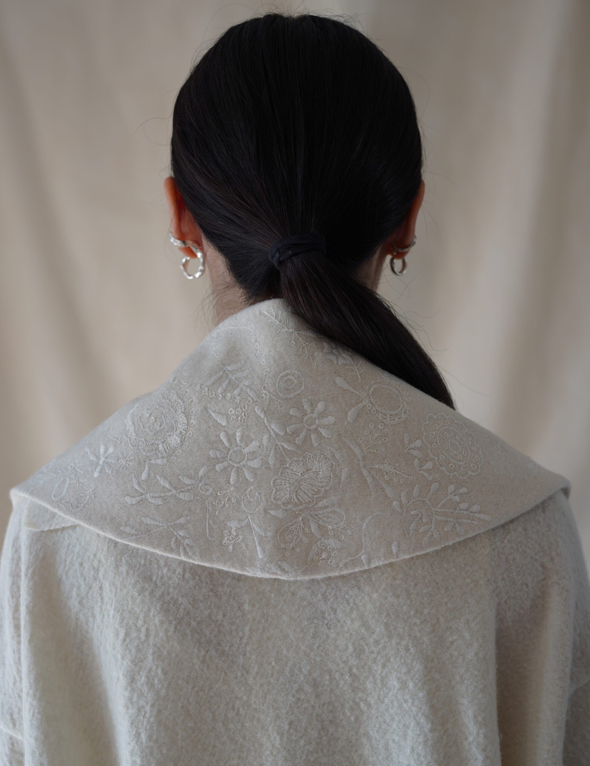 Embroidered Collar Scarf・Natural
