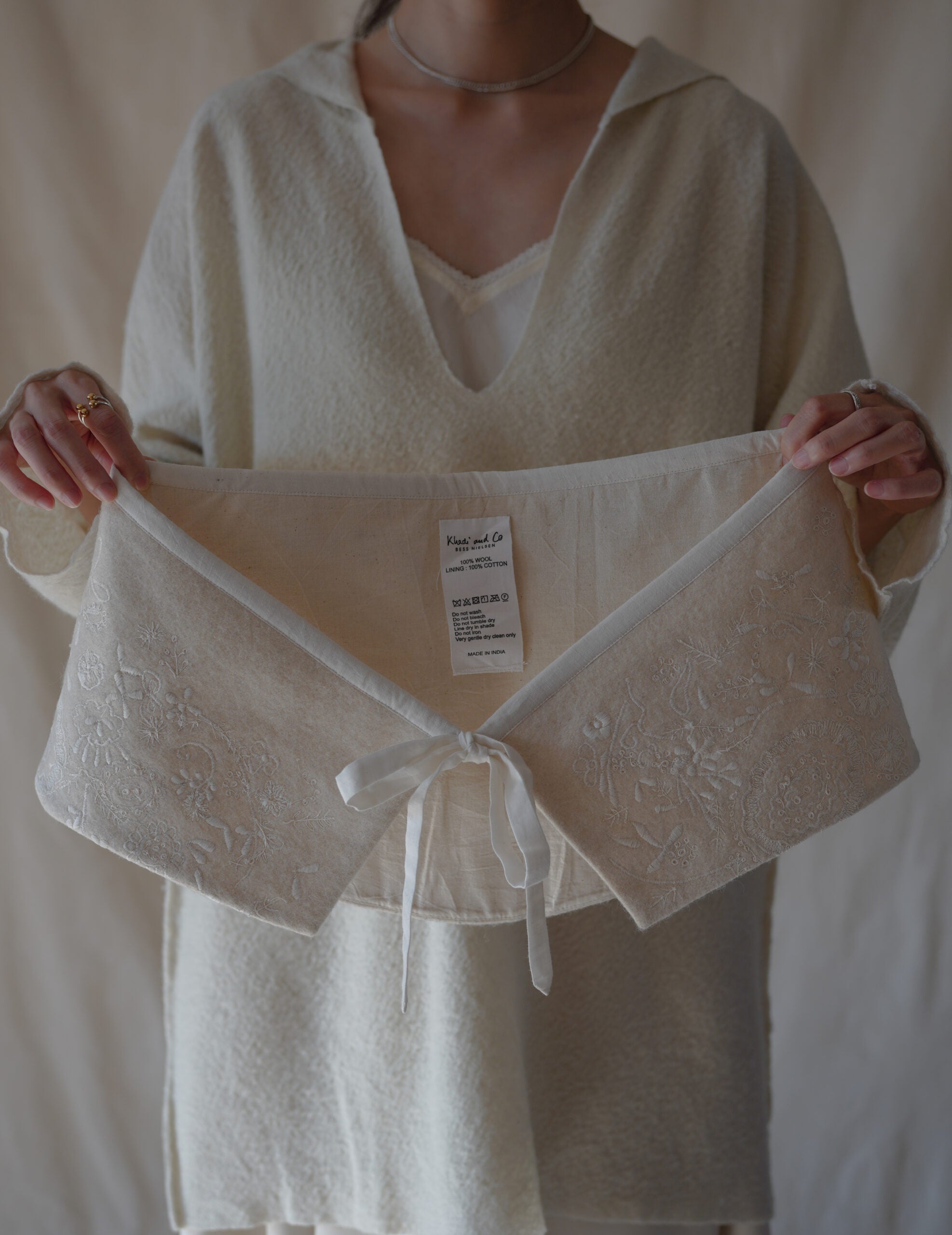 Embroidered Collar Scarf・Natural
