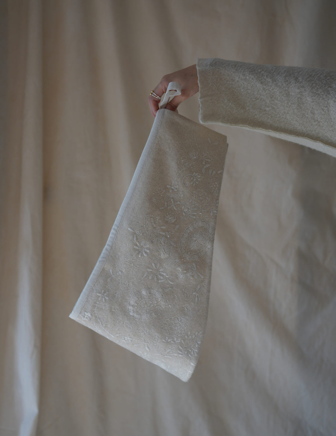 Embroidered Collar Scarf・Natural