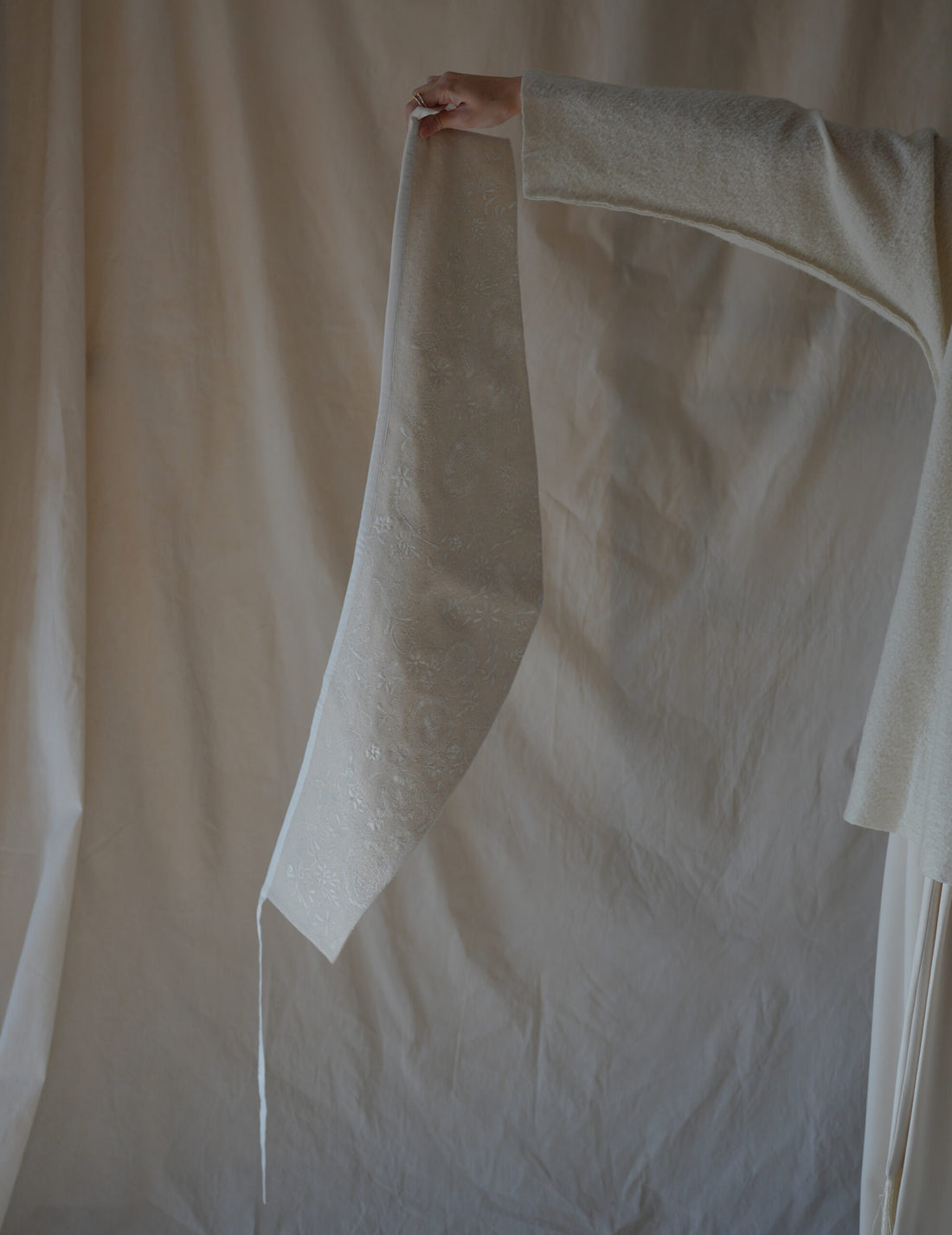 Embroidered Collar Scarf・Natural