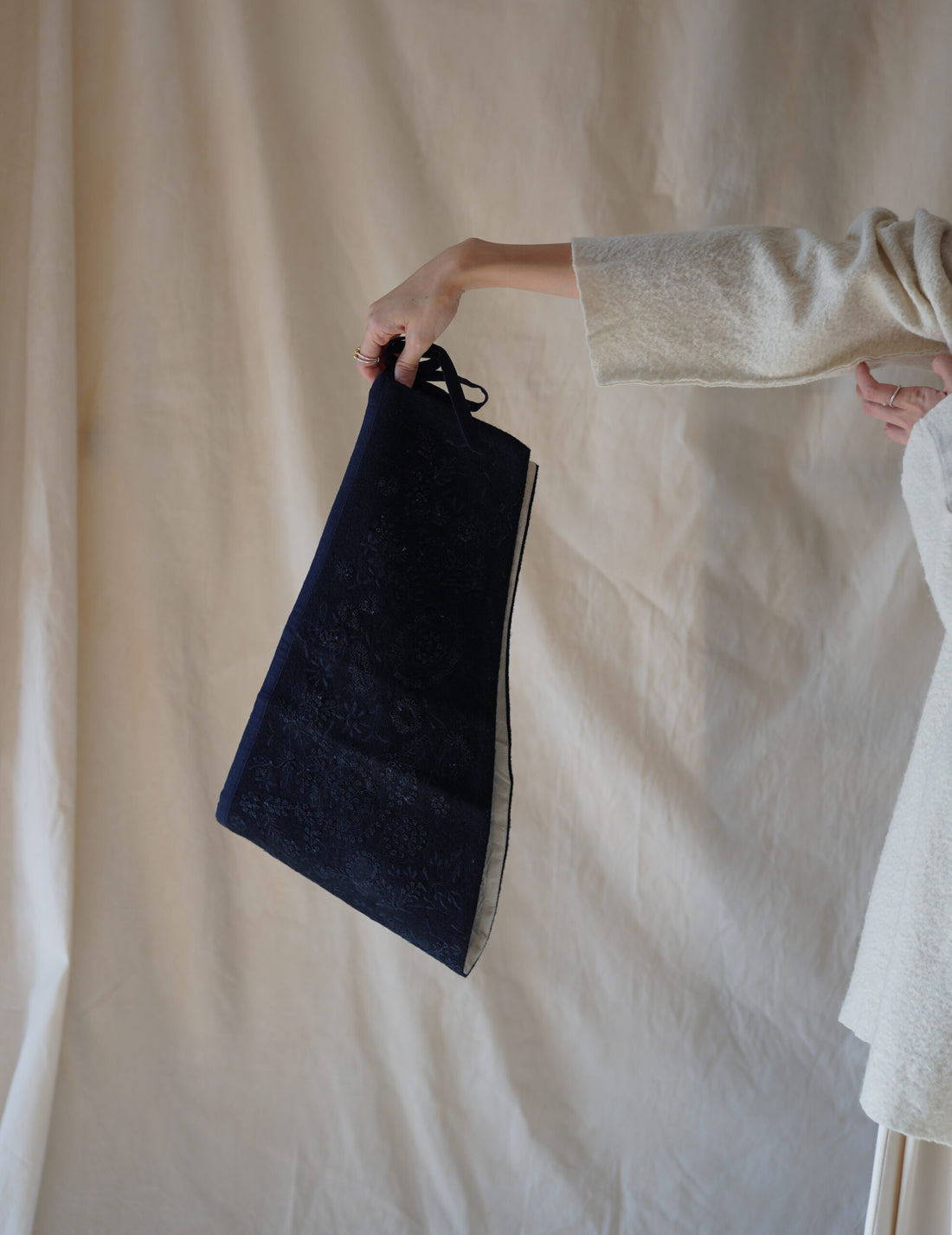 刺繡領巾・黑色