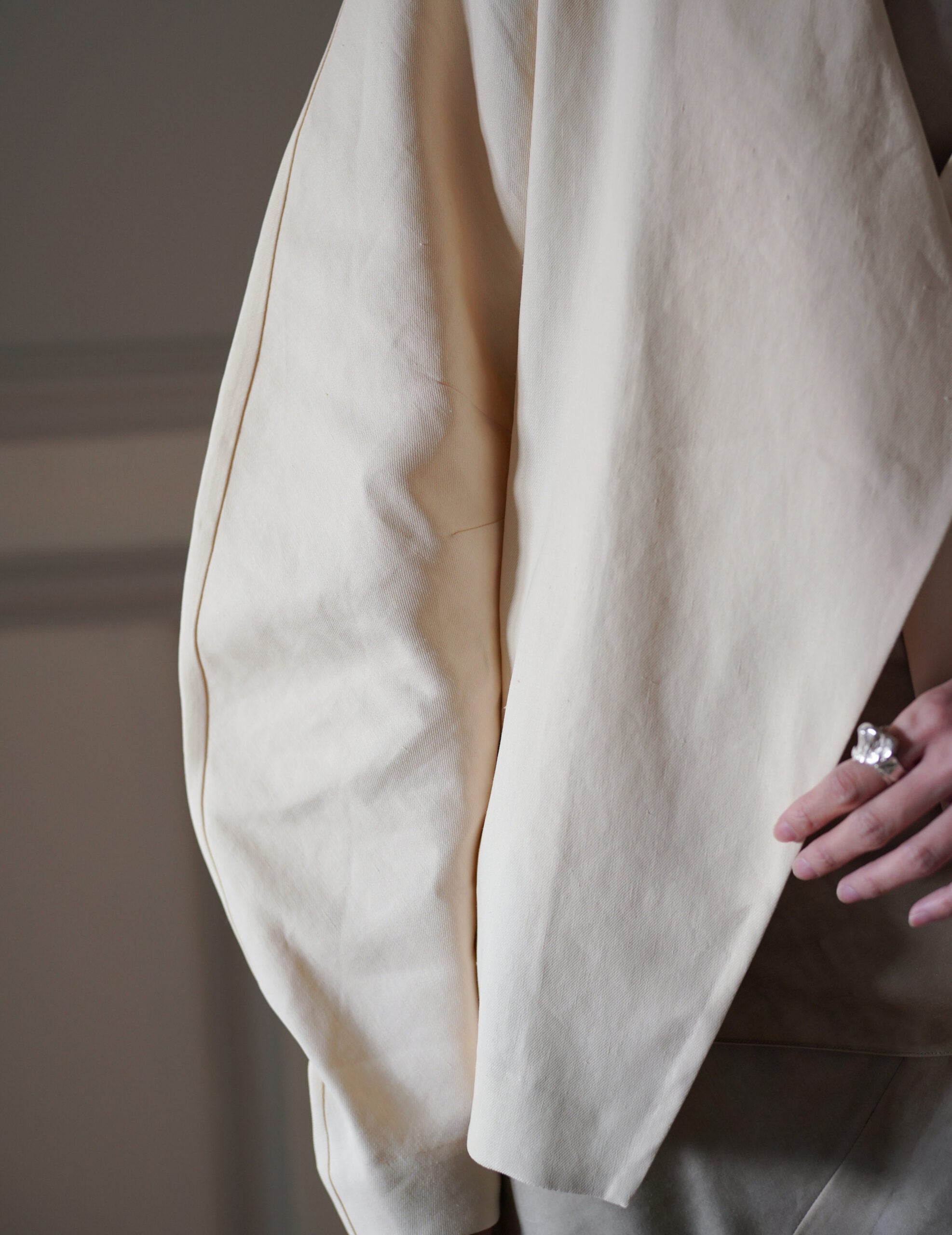 Organica 不對稱剪裁外套・象牙白