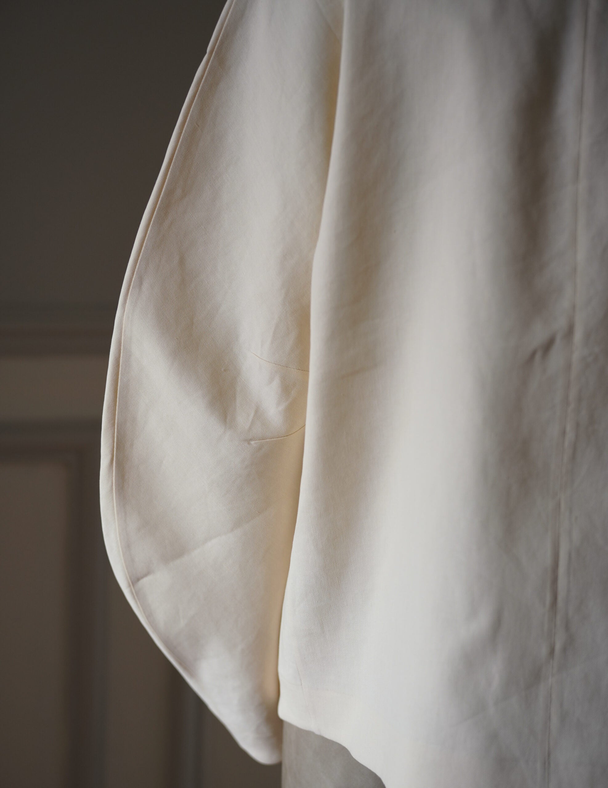 Organica 不對稱剪裁外套・象牙白