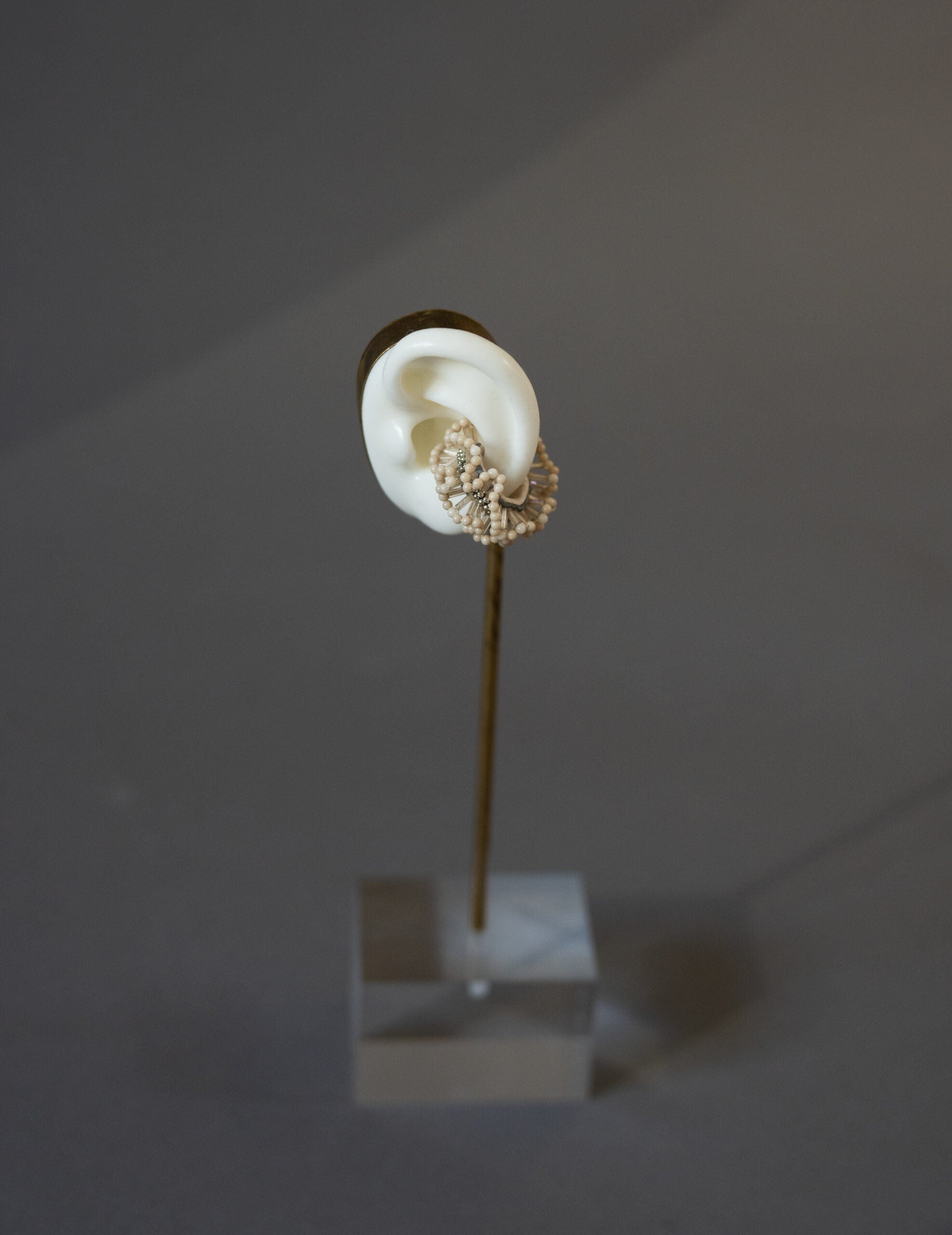 Chase 耳骨夾・白色