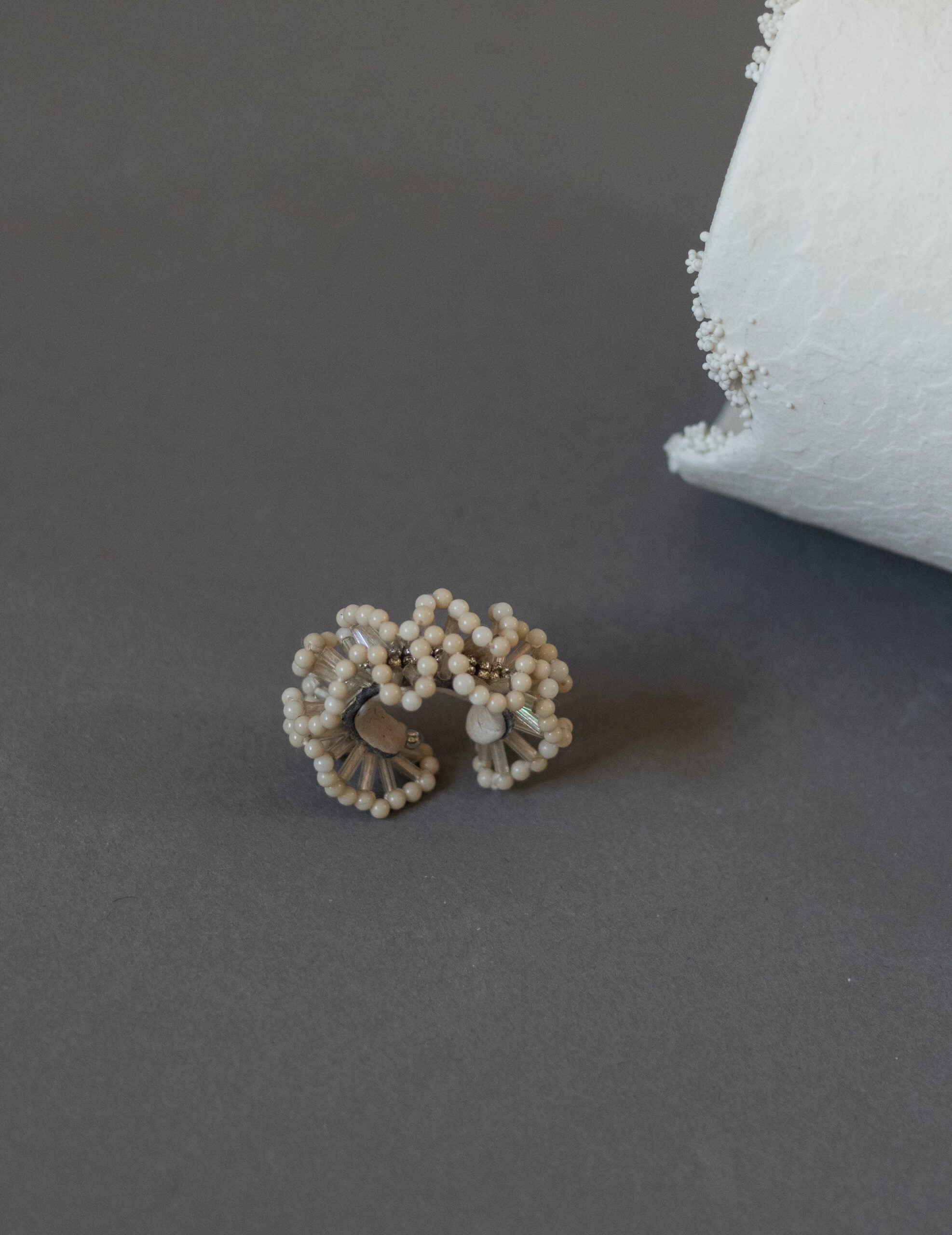 Chase 耳骨夾・白色