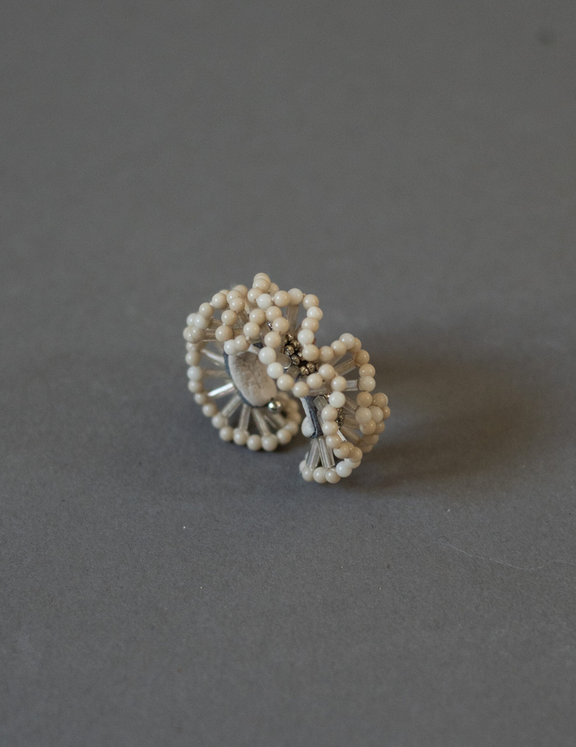 Chase 耳骨夾・白色