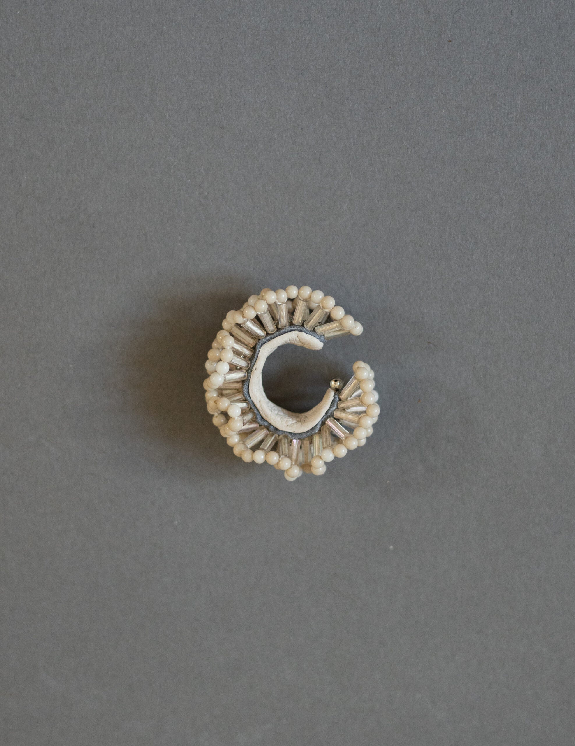 Chase 耳骨夾・白色