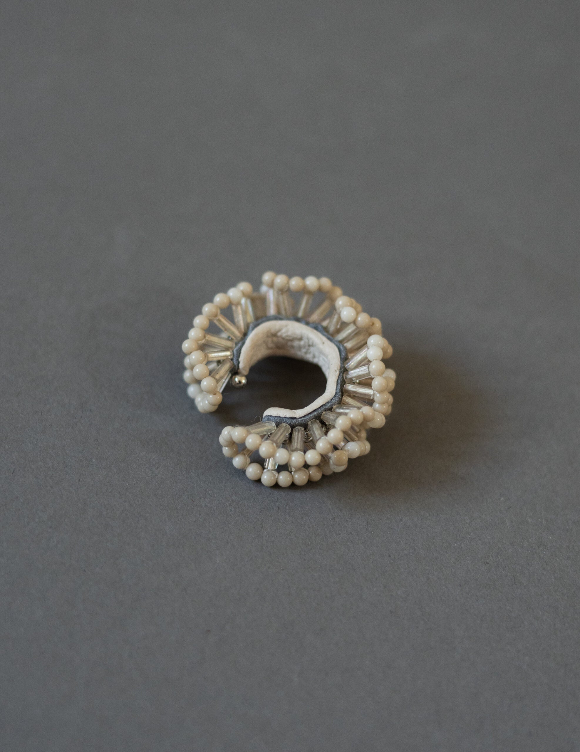 Chase 耳骨夾・白色