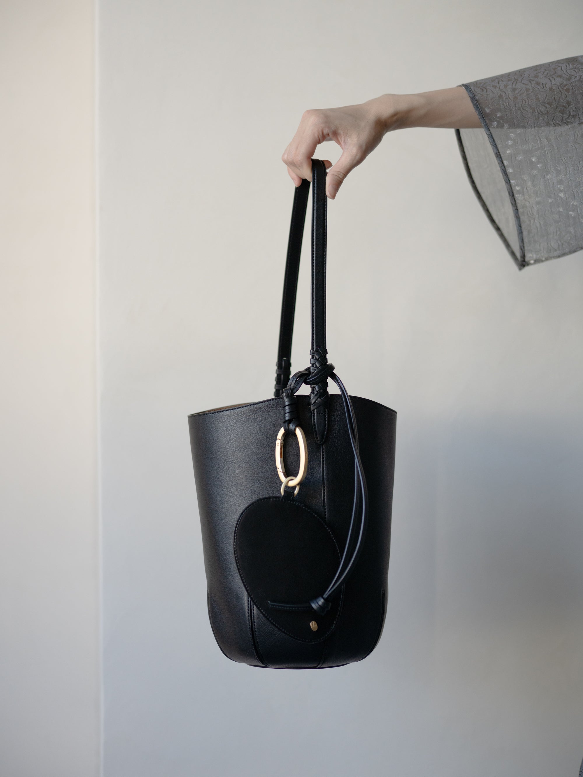 Mame Kurogouchi × Tsuchiya Kaban Oval Leather Strap with Carabiner・Black