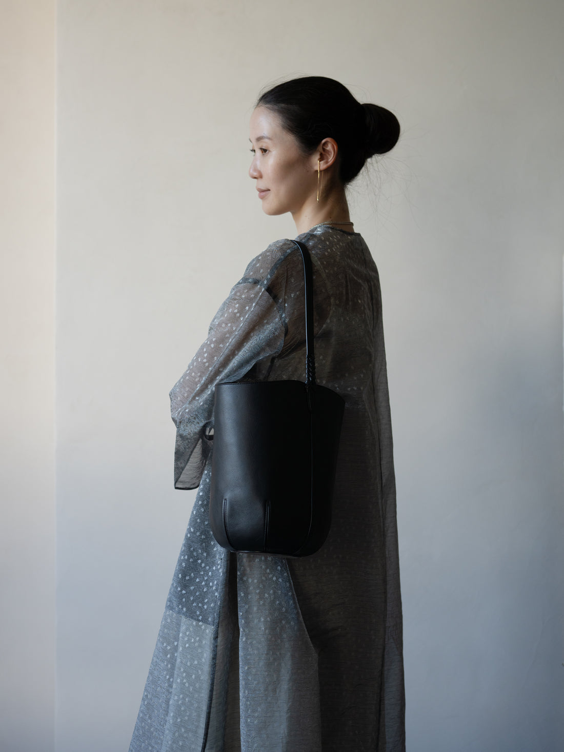 Mame Kurogouchi × Tsuchiya Kaban Medium Mayu Bucket Bag・Black