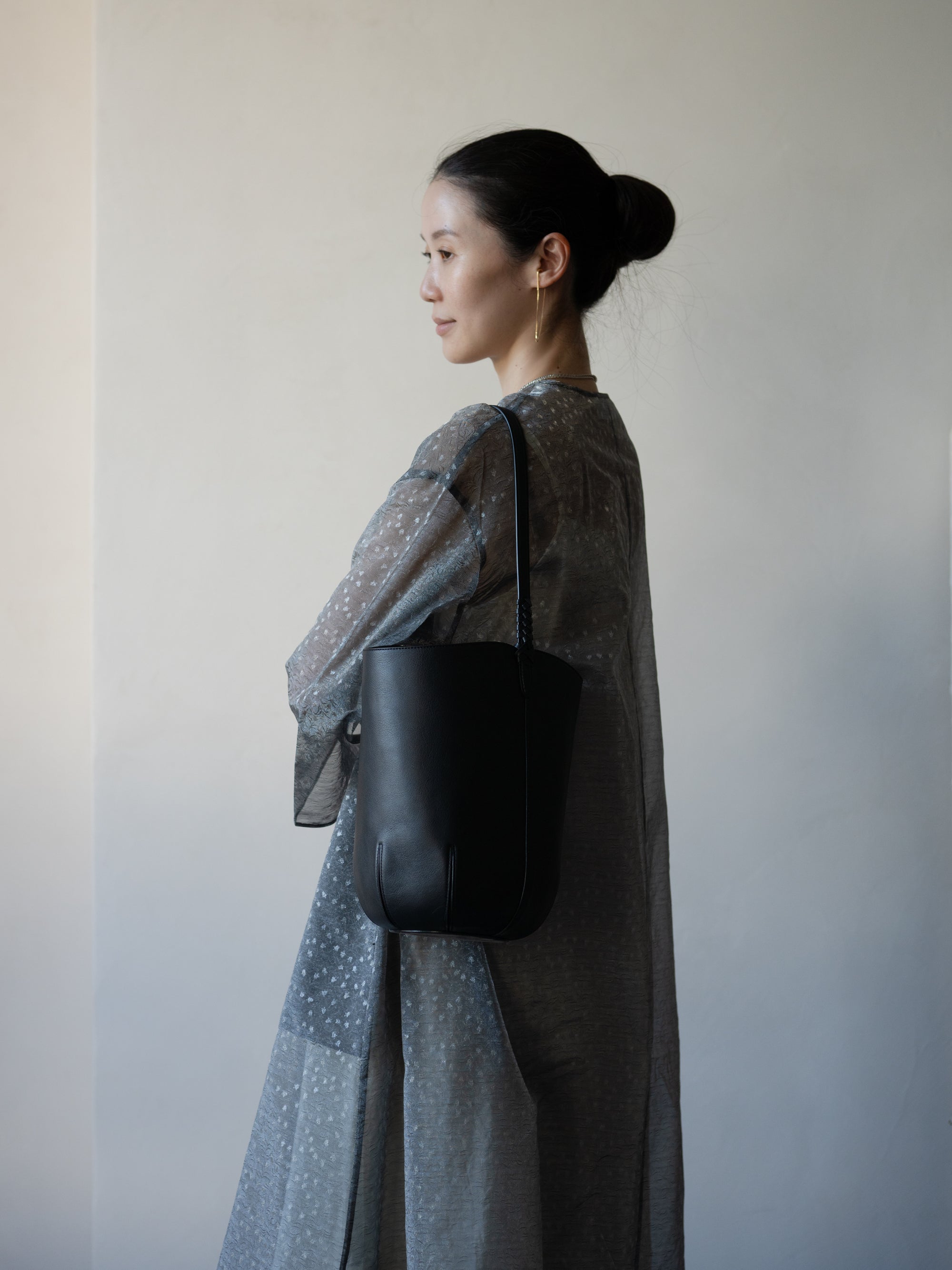 Mame Kurogouchi × Tsuchiya Kaban Medium Mayu Bucket Bag・Black