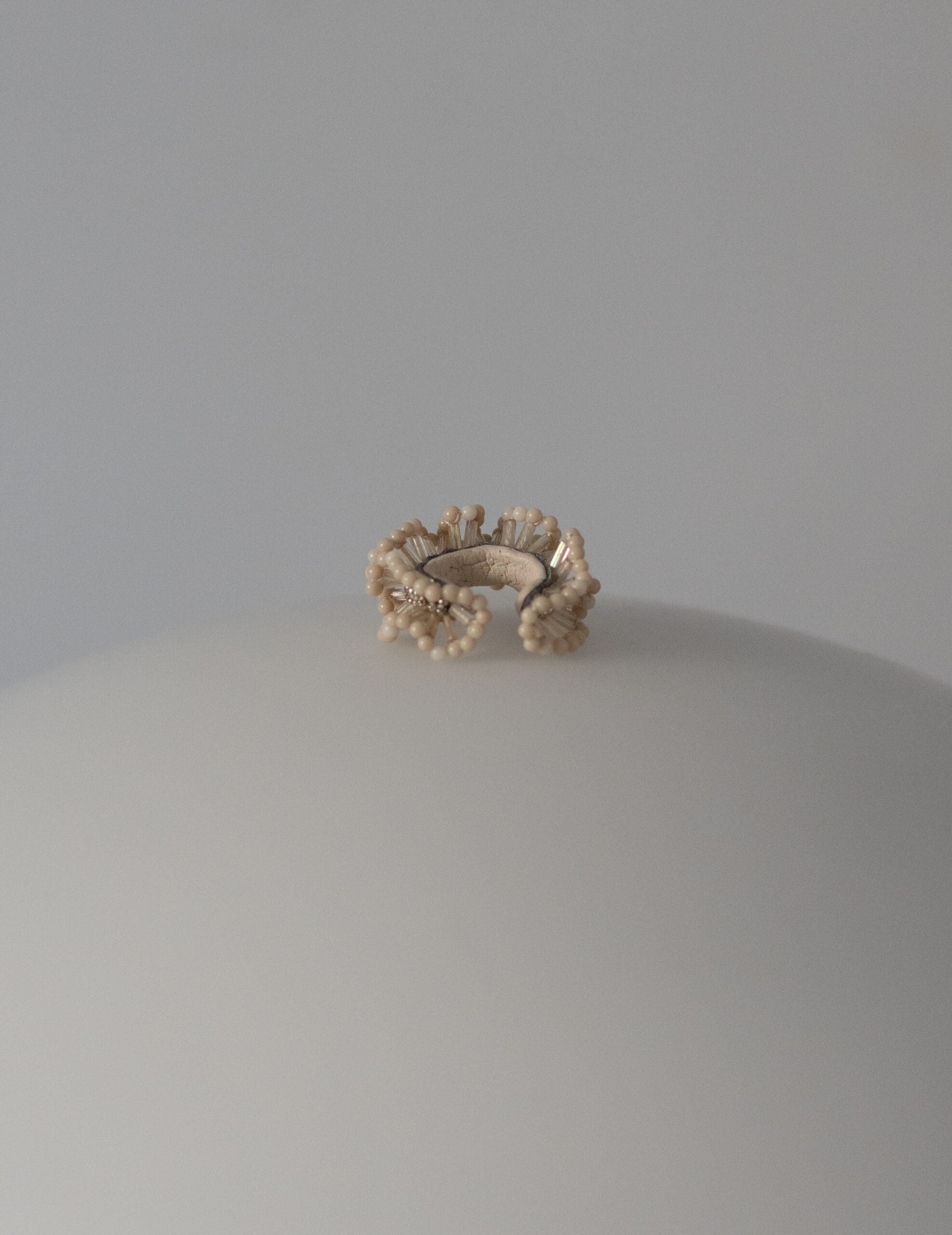 Chase 耳骨夾・白色