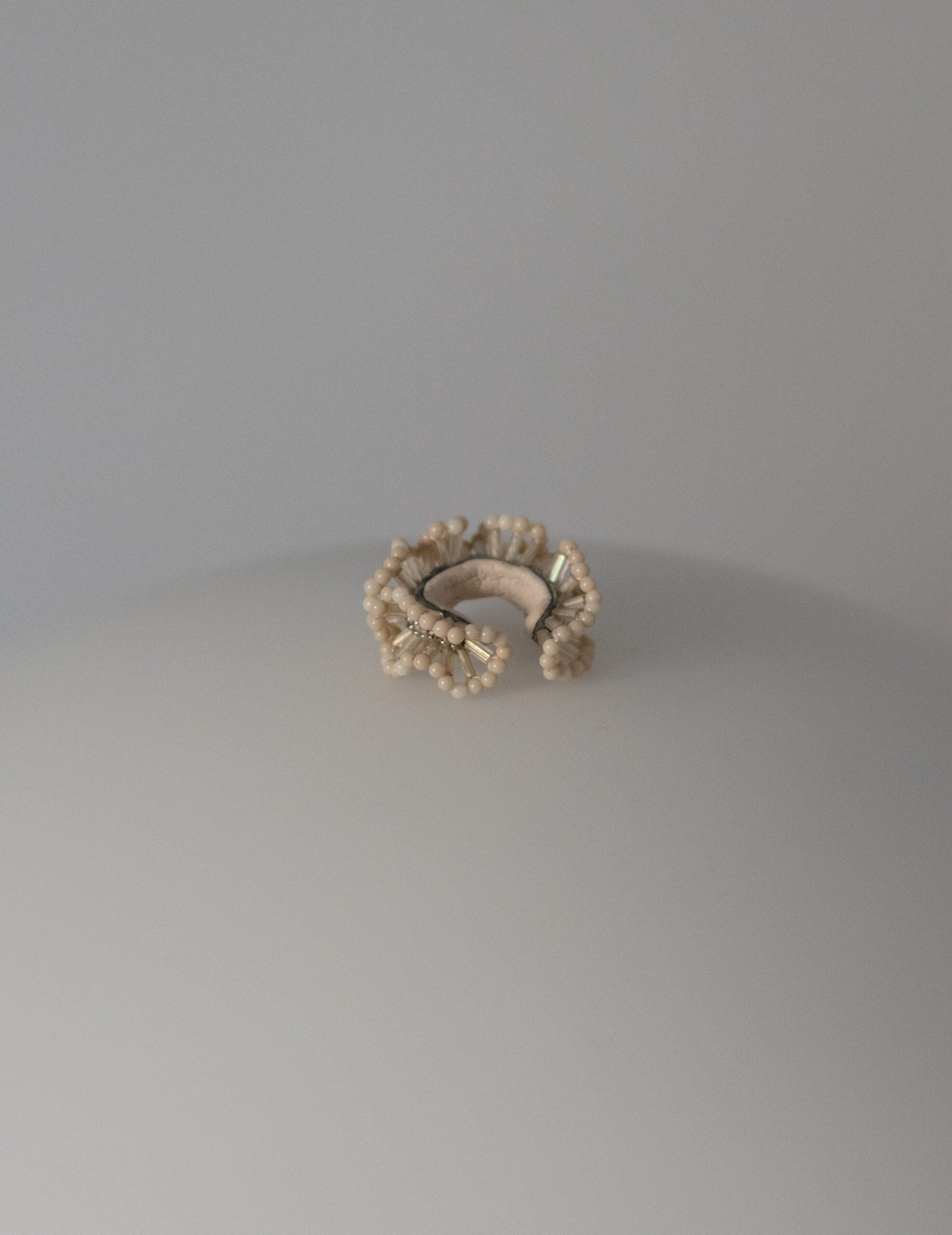 Chase 耳骨夾・白色