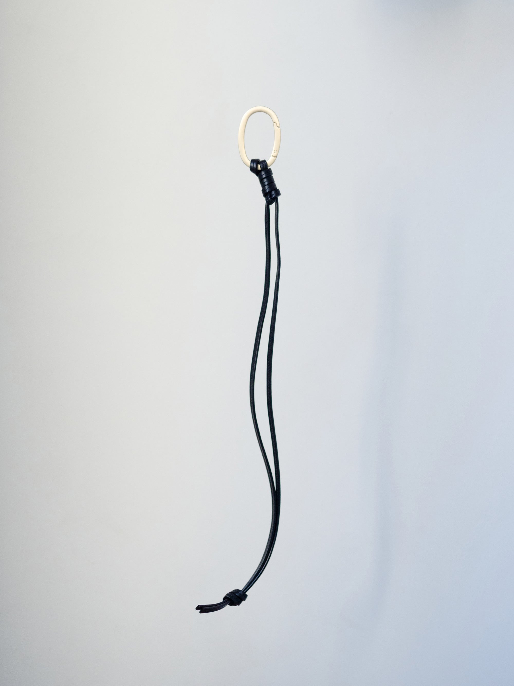Mame Kurogouchi × Tsuchiya Kaban Oval Leather Strap with Carabiner・Black