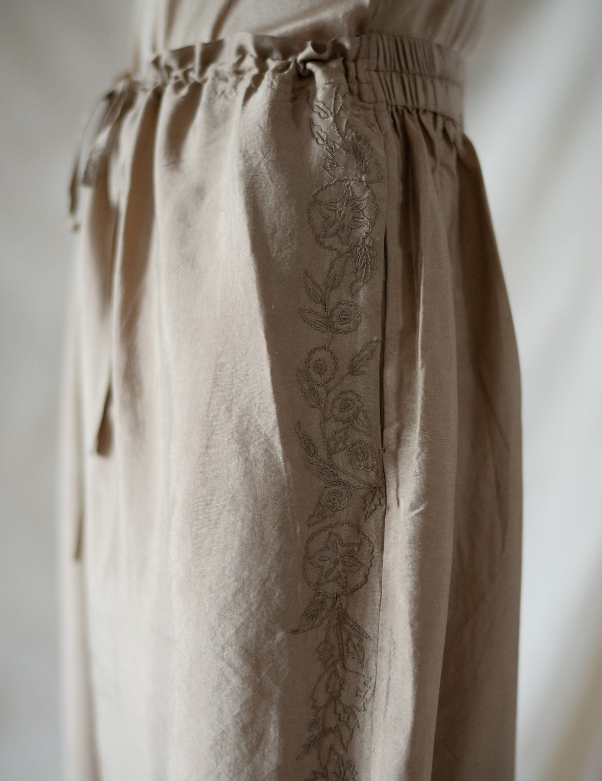 Brando Oversized Silk Pant with Embroidery・Gold