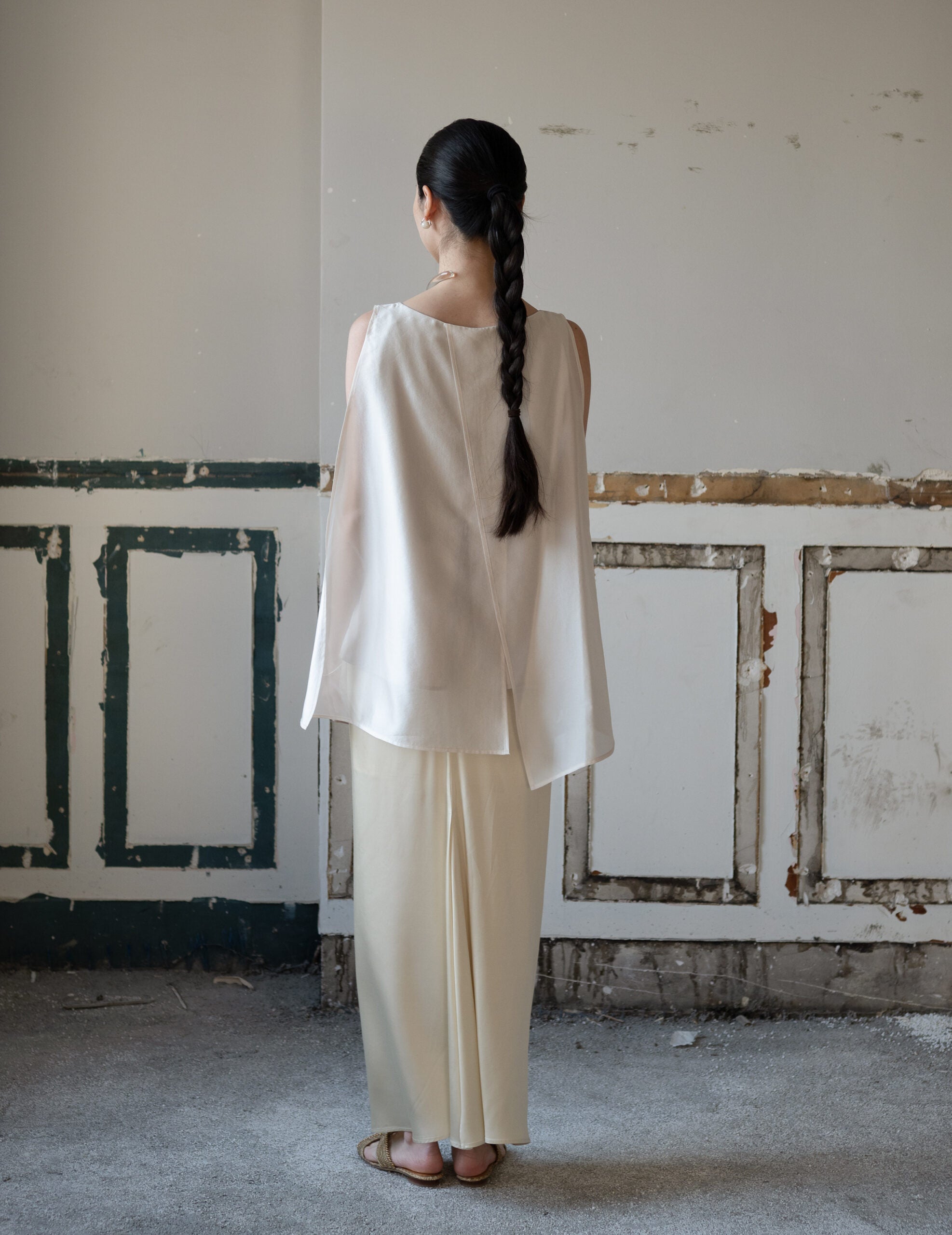 Raya Sleeveless Blouse・Light Beige