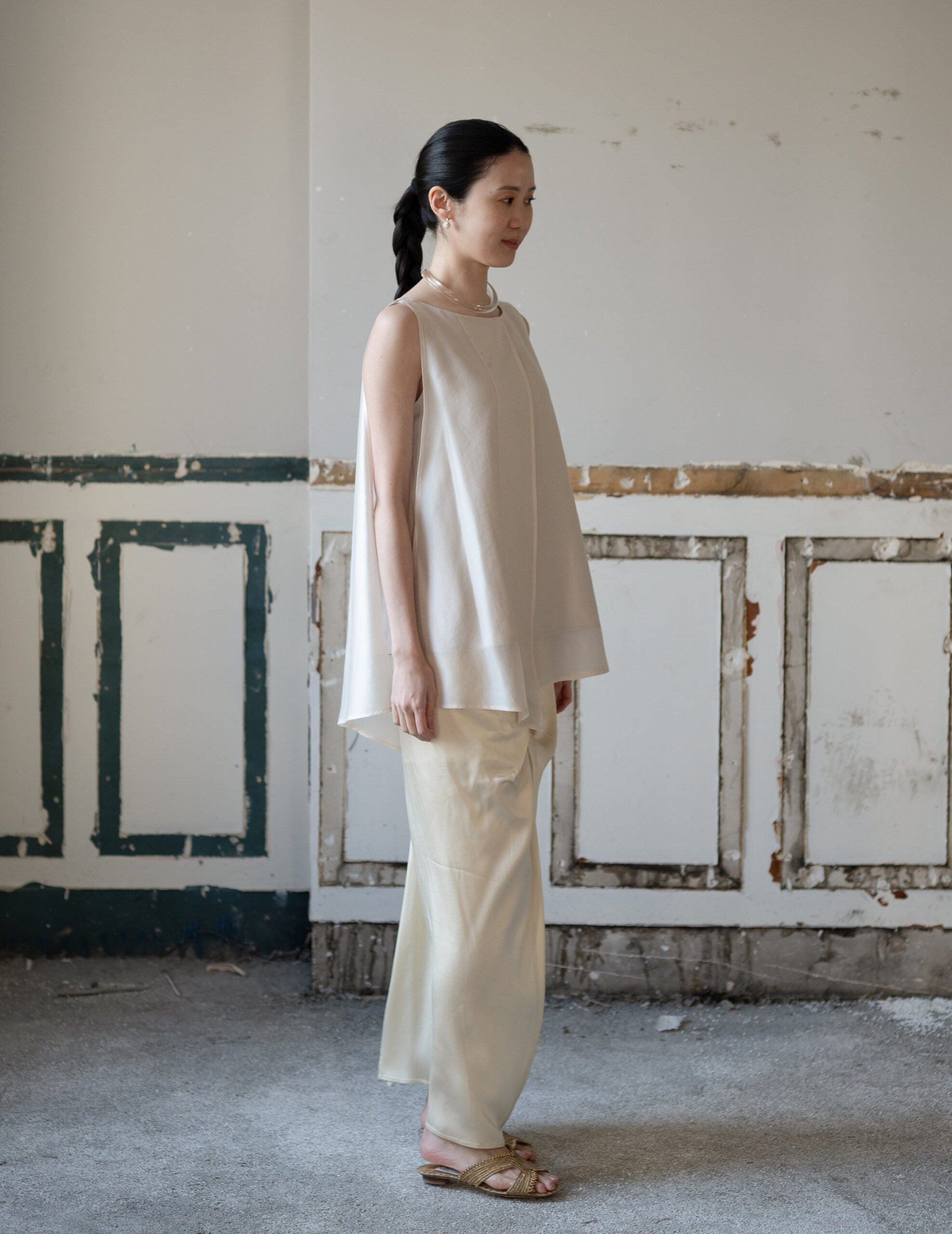 Raya Sleeveless Blouse・Light Beige