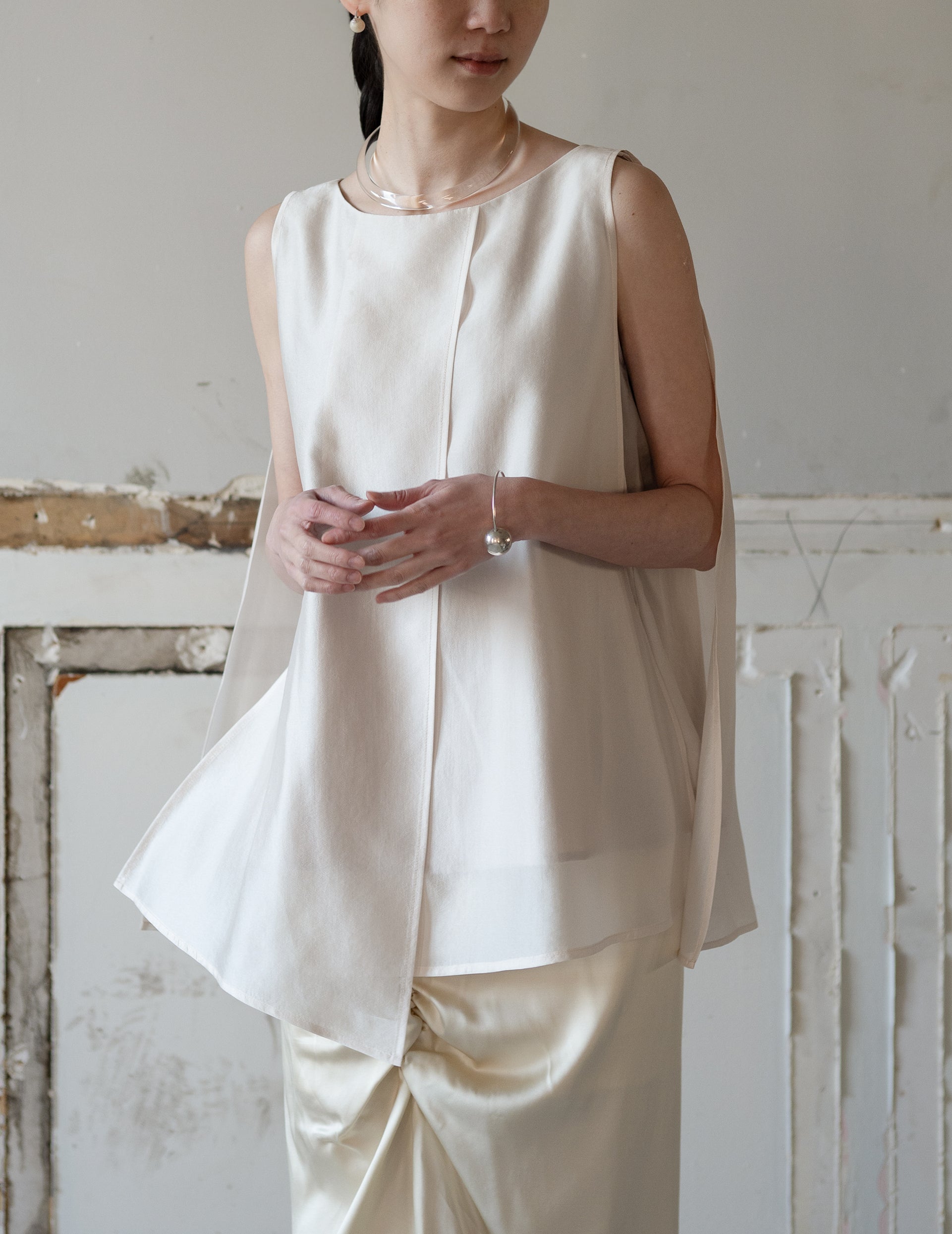 Raya Sleeveless Blouse・Light Beige