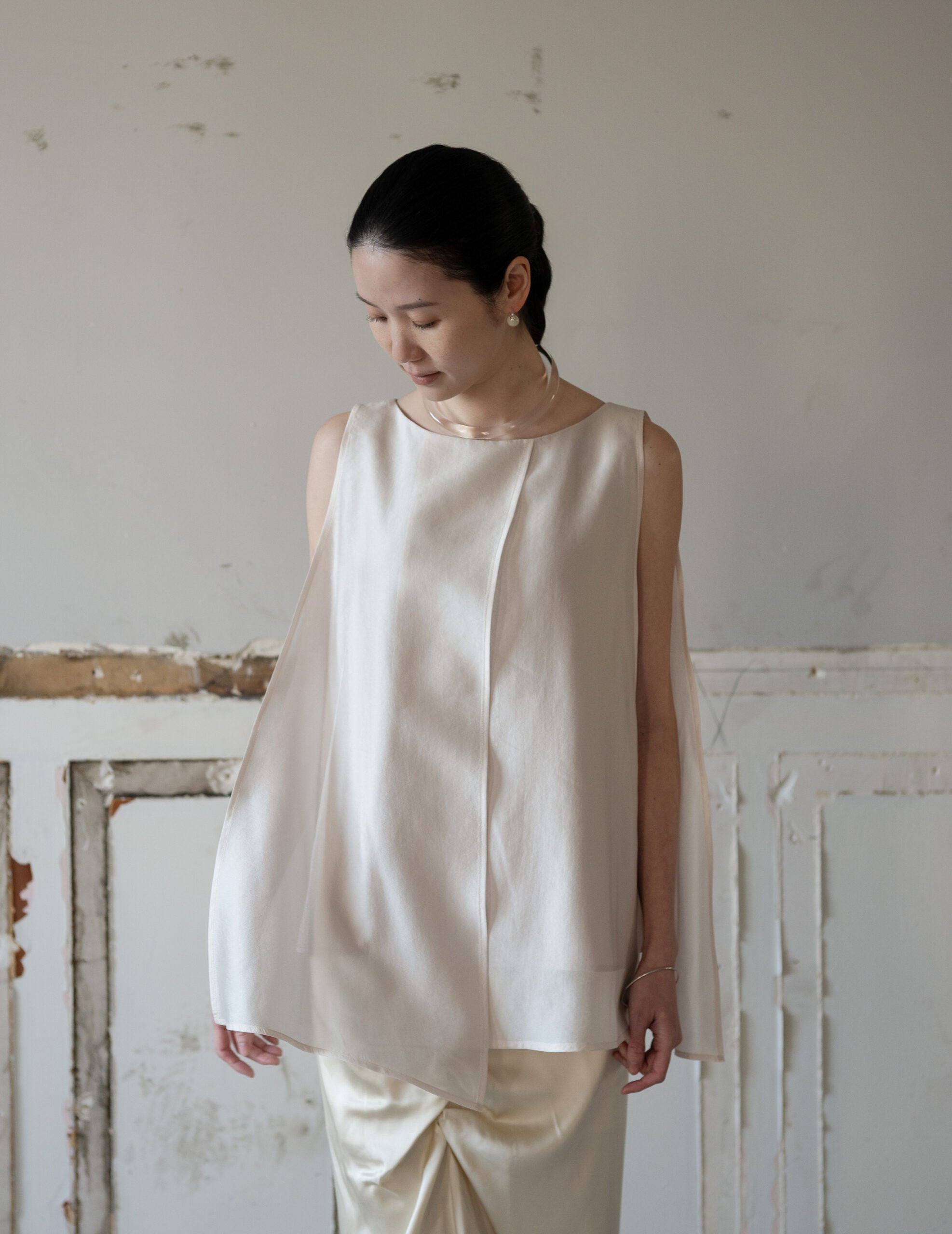 Raya Sleeveless Blouse・Light Beige