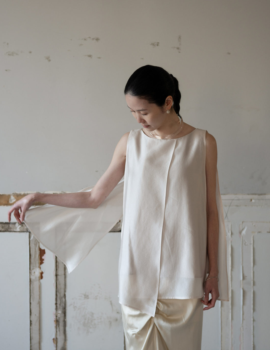 Raya Sleeveless Blouse・Light Beige